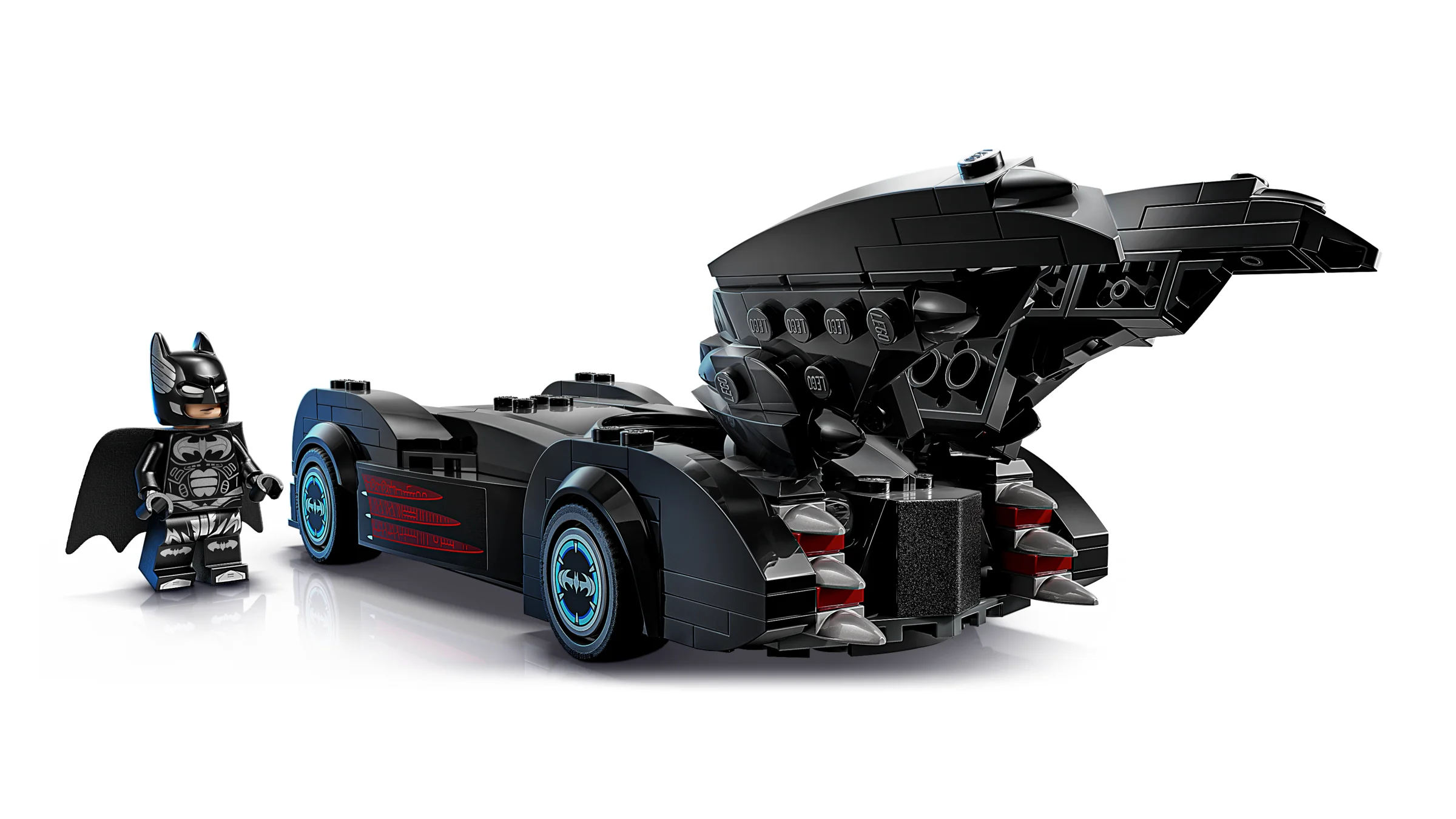 Batmobile LEGO cu aripa ridicată și o minifigurină Batman alături. Negru lucios și detalii precise.