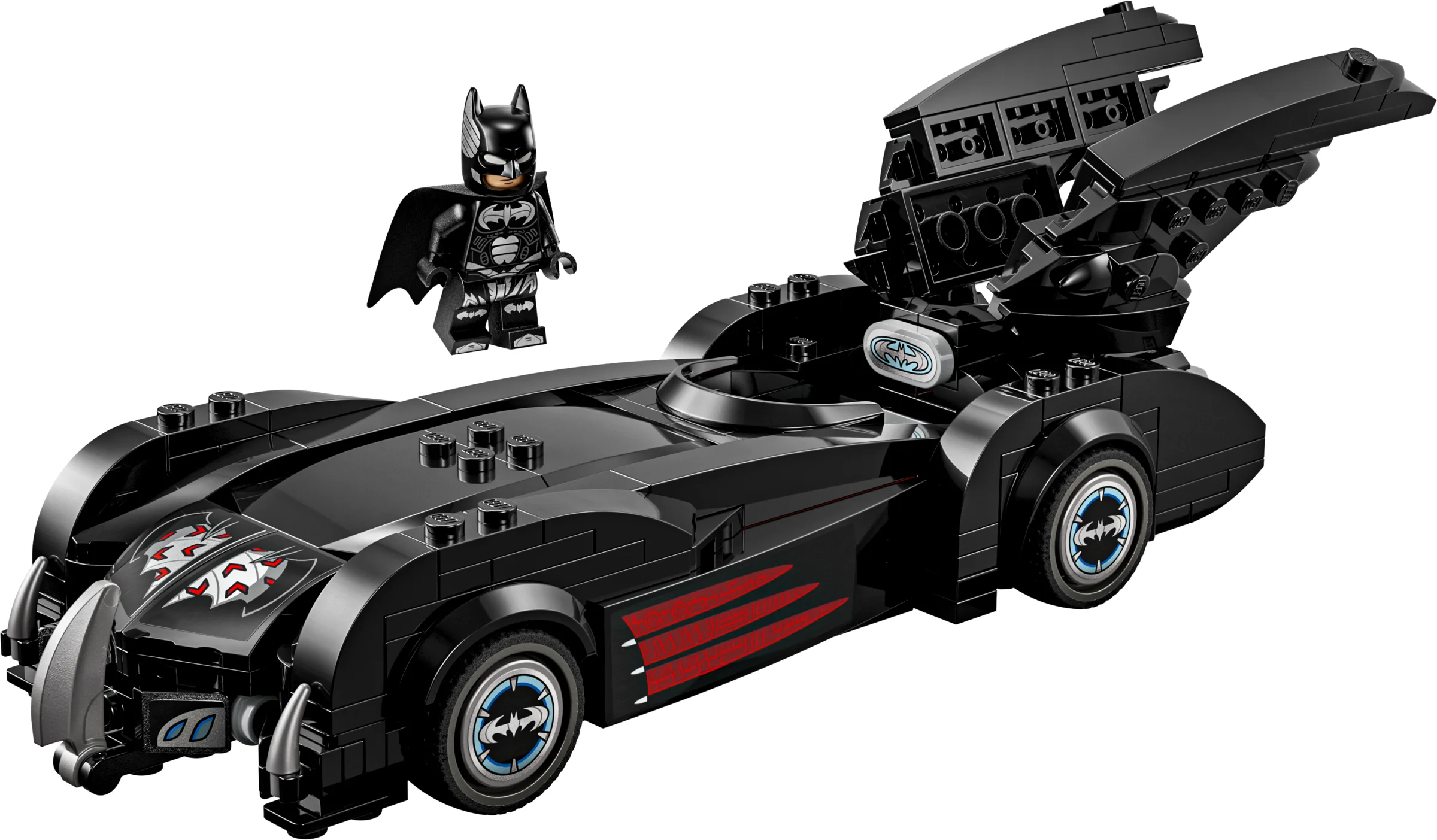 Imagine cu Batmobilul LEGO 76333 și minifigurina Batman, pe fundal alb. Mașină neagră, detalii argintii și roșii.