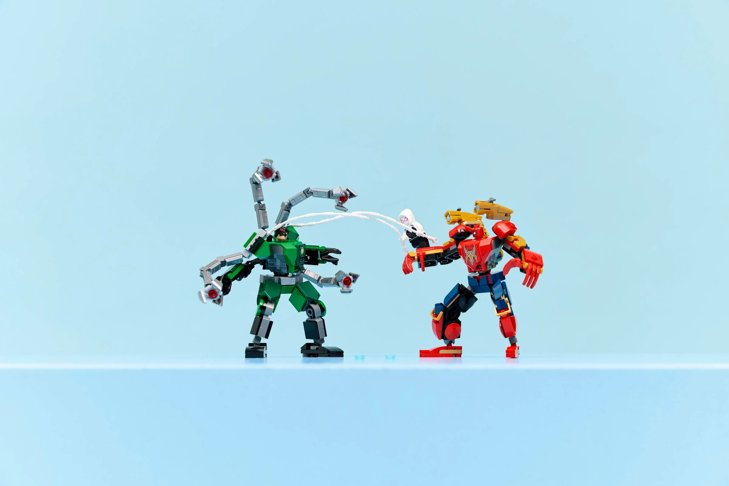 Bătălia mecanică LEGO cu Omul Păianjen și Doc Ock. Acțiune între cele două figurine construibile.