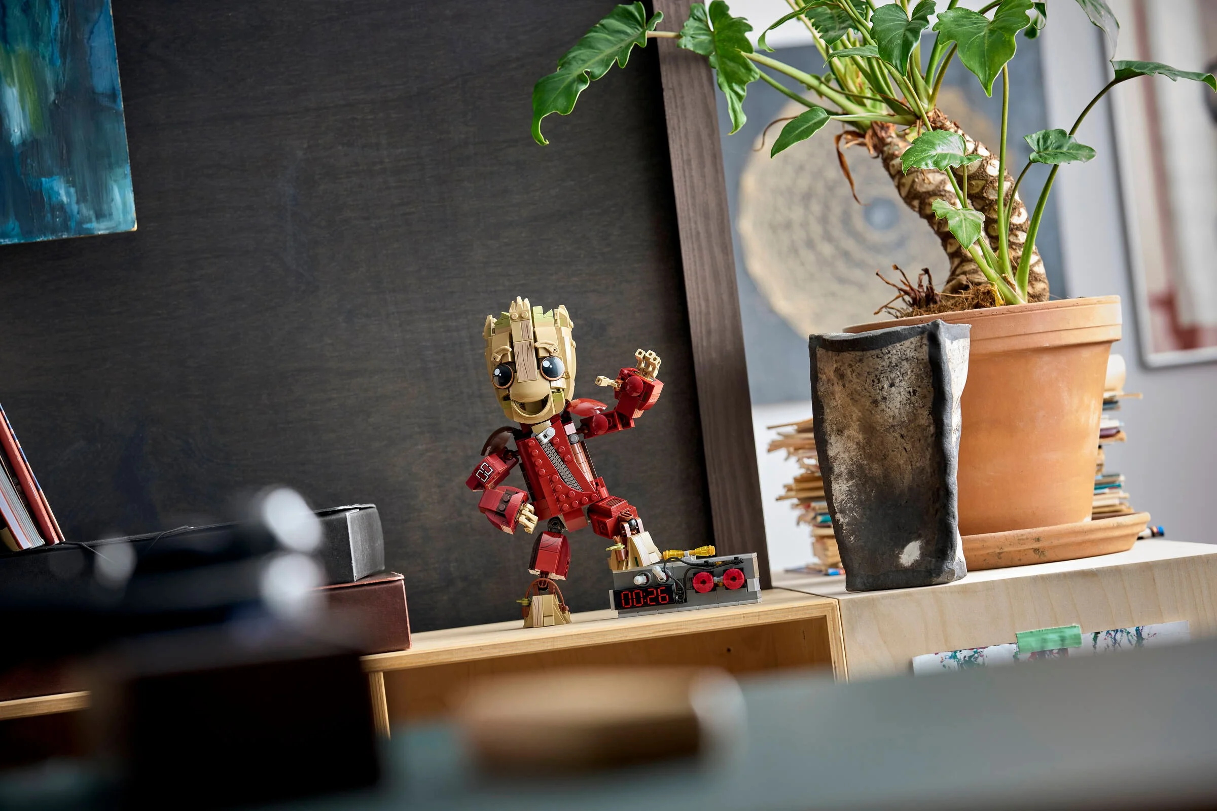 Groot în costumul Ravager, arătând detaliile construcției LEGO și designul expresiv.