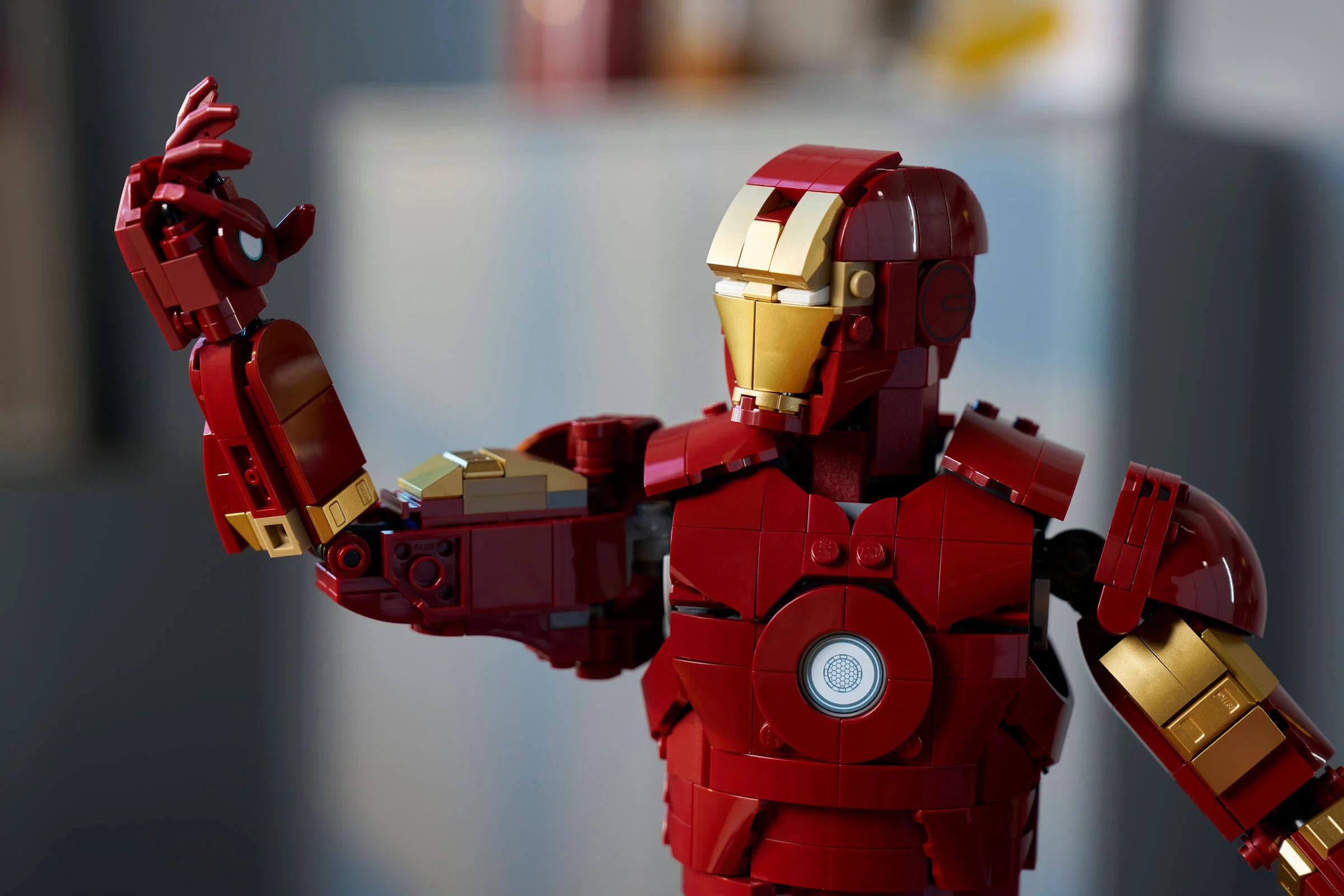 Modelul LEGO Iron Man Mark 3, o construcție detaliată din cărămizi roșii și aurii.