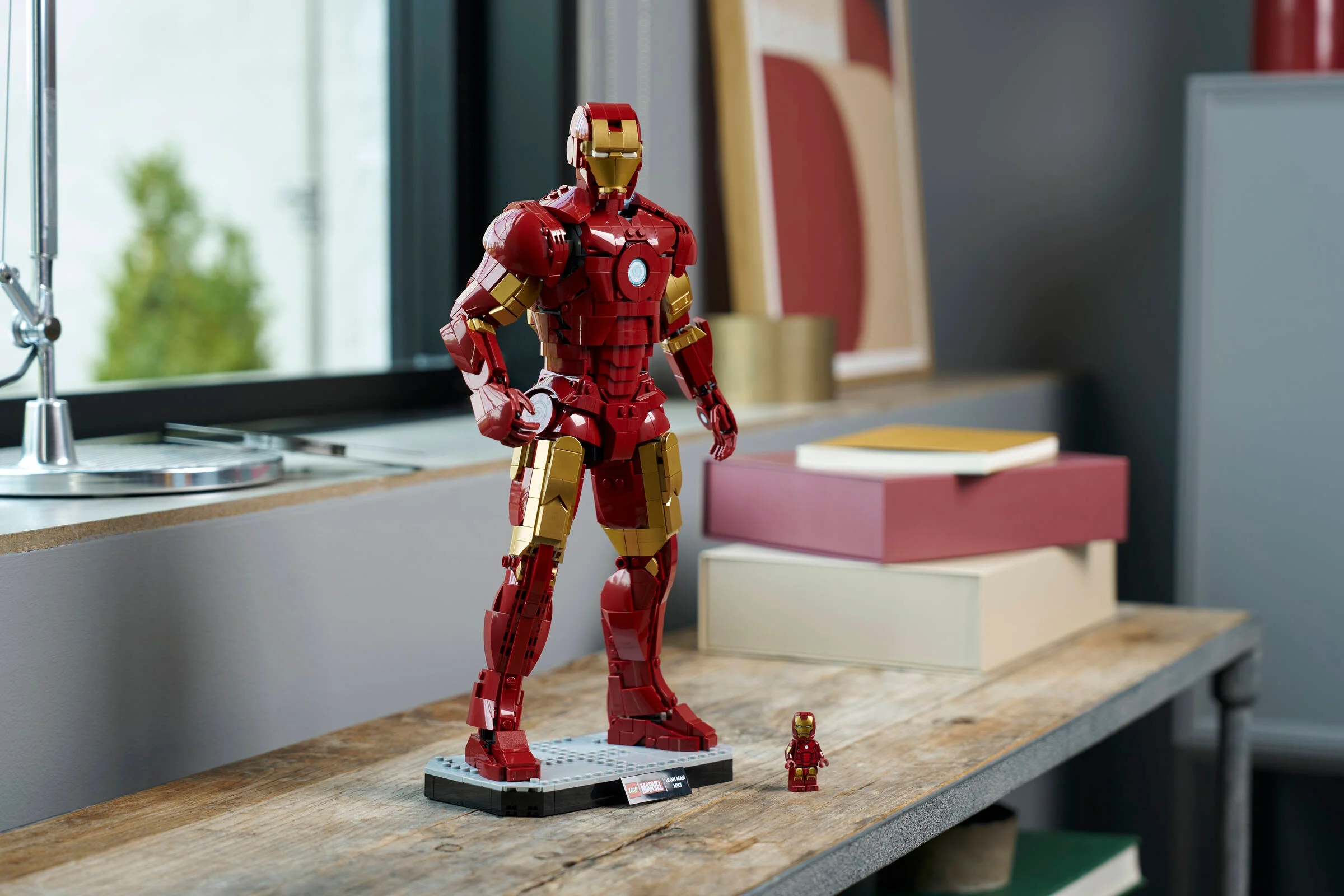 Modelul LEGO Iron Man Mark 3, detaliat și impresionant, alături de minifigurina Iron Man.