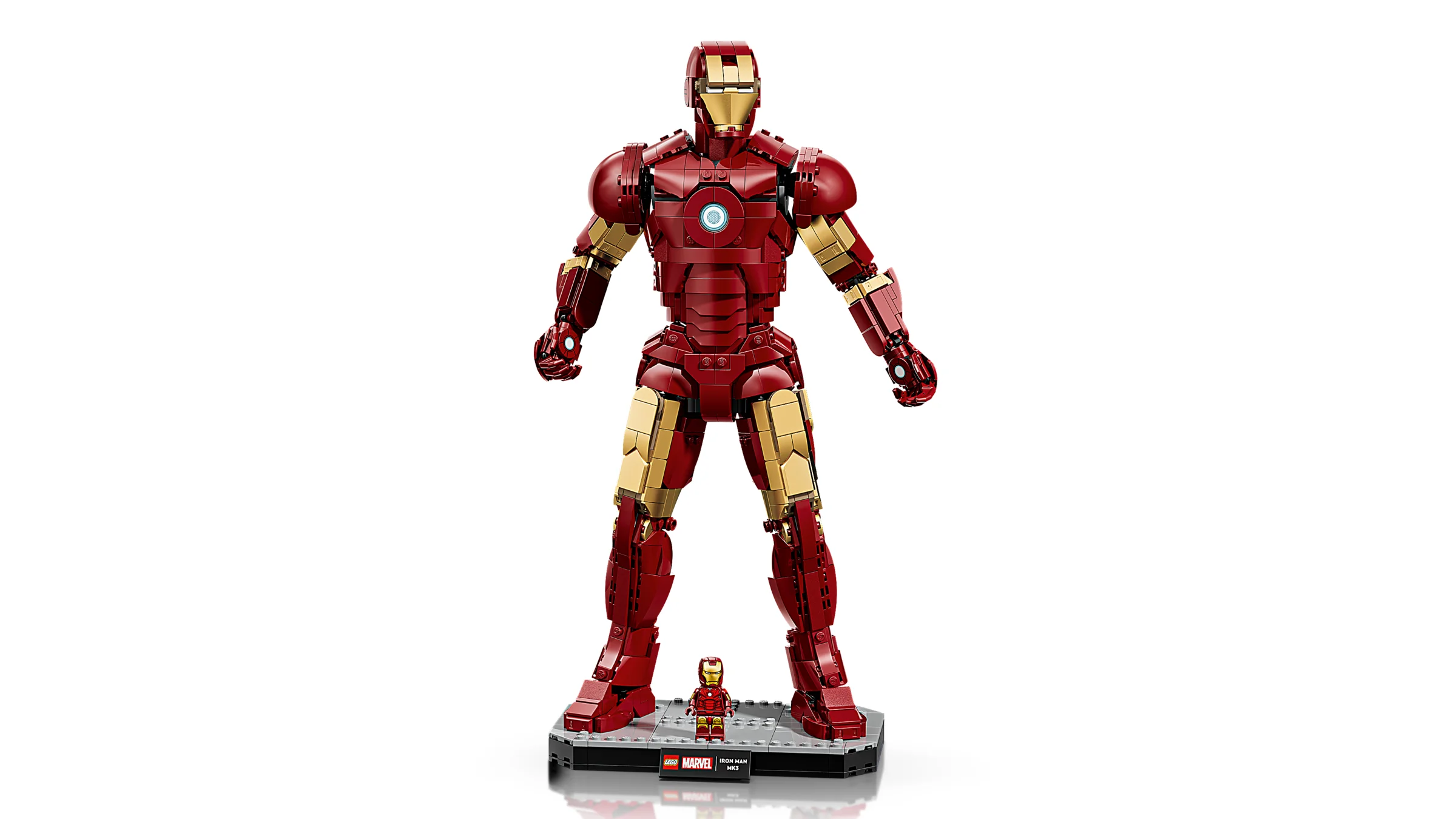 Imagine cu modelul Iron Man Mark 3 din LEGO, roșu și auriu, pe suport. O minifigurină Iron Man este alături.