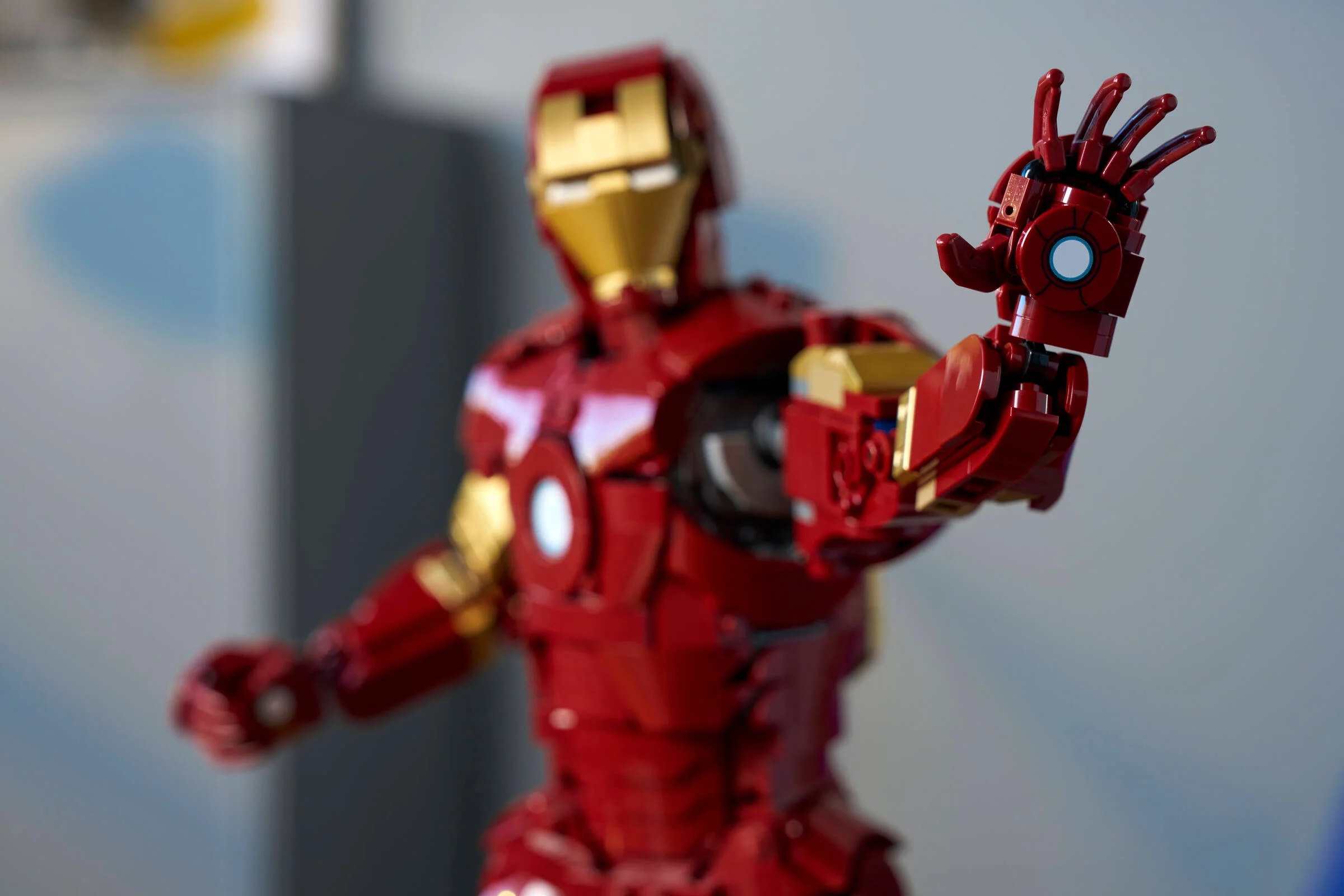 Prim-plan cu Iron Man Mark III din LEGO, detaliat și realist.