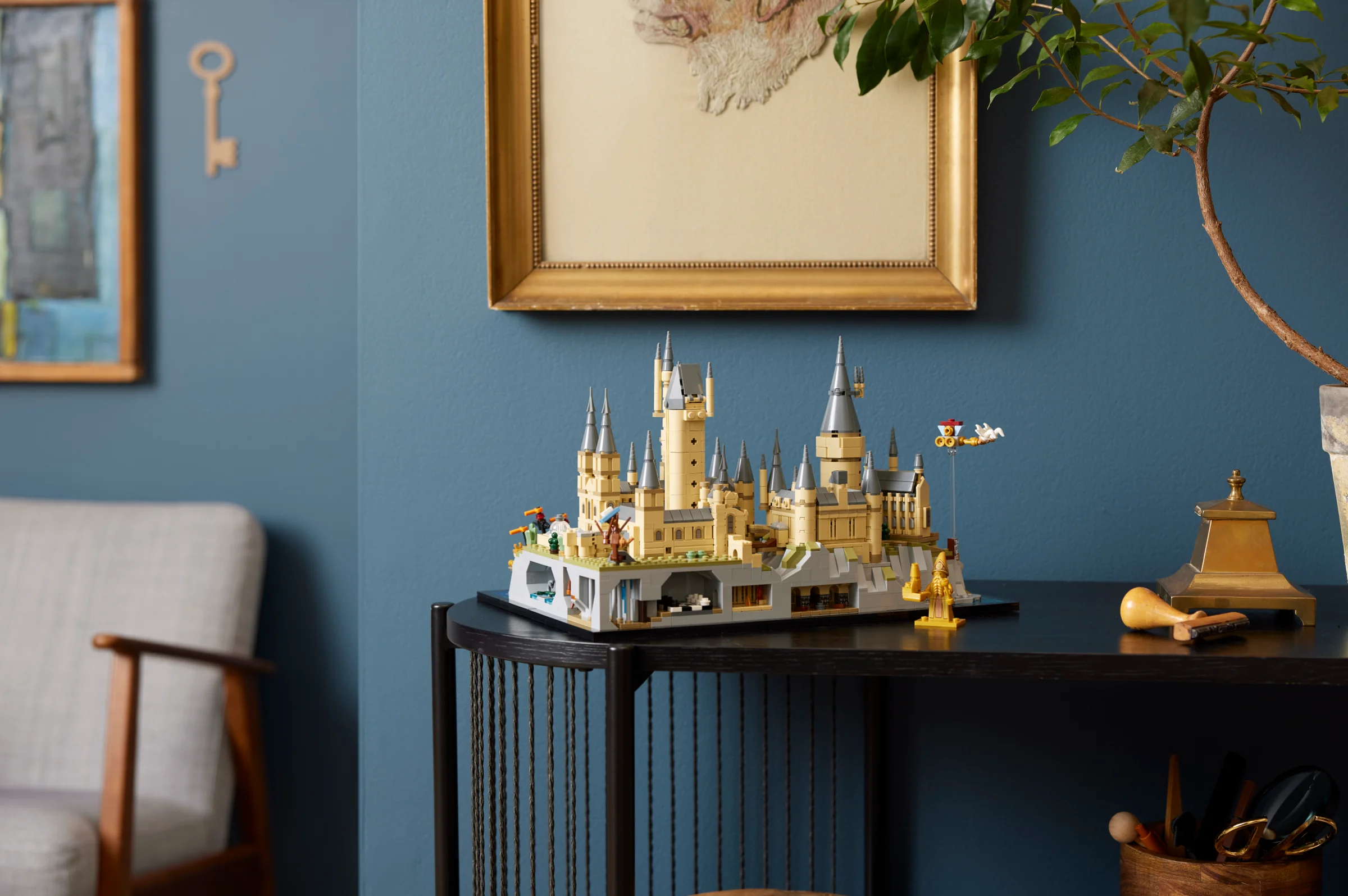 O imagine a castelului Hogwarts LEGO (76419), într-un decor de casă, pe o măsuță neagră.