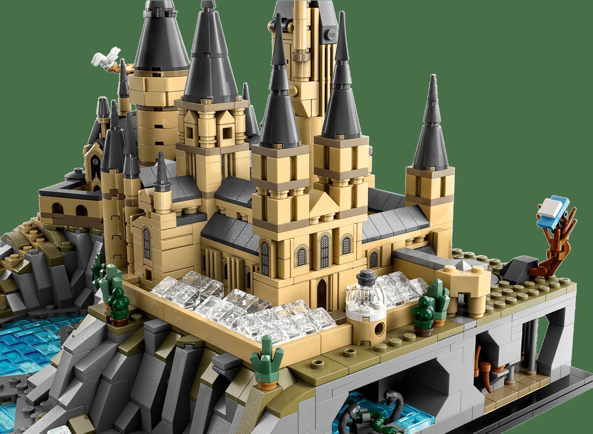 Imagine detaliată a Castelului Hogwarts și a împrejurimilor sale construite din LEGO. Atenție la detalii arhitecturale.