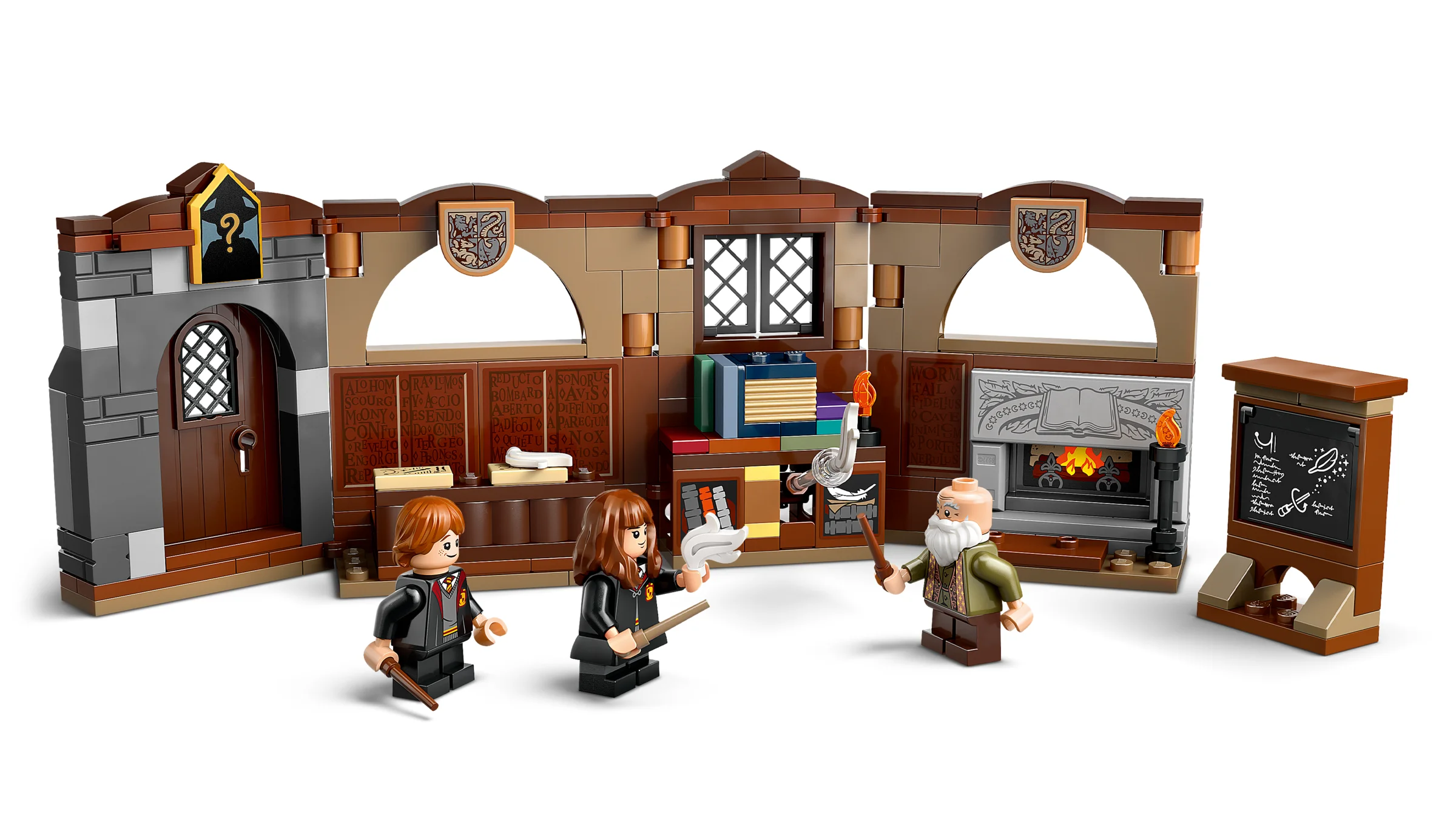 Imagine cu setul LEGO 76442, clasa de farmece de la Hogwarts. Include minifigurine și detalii ale clasei.