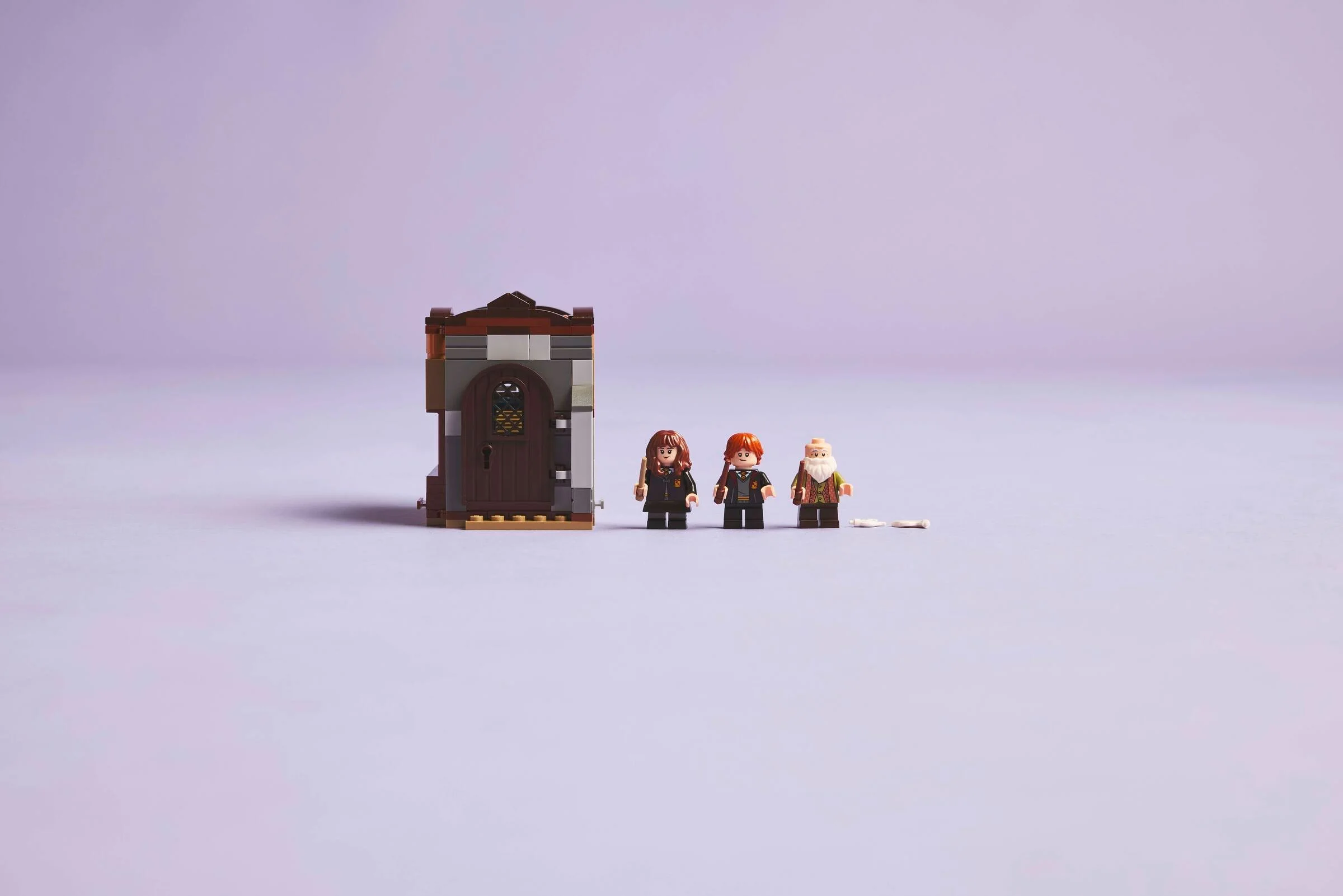Setul LEGO Hogwarts: Clasa de Farmece, cu minifigurine și ușa castelului.