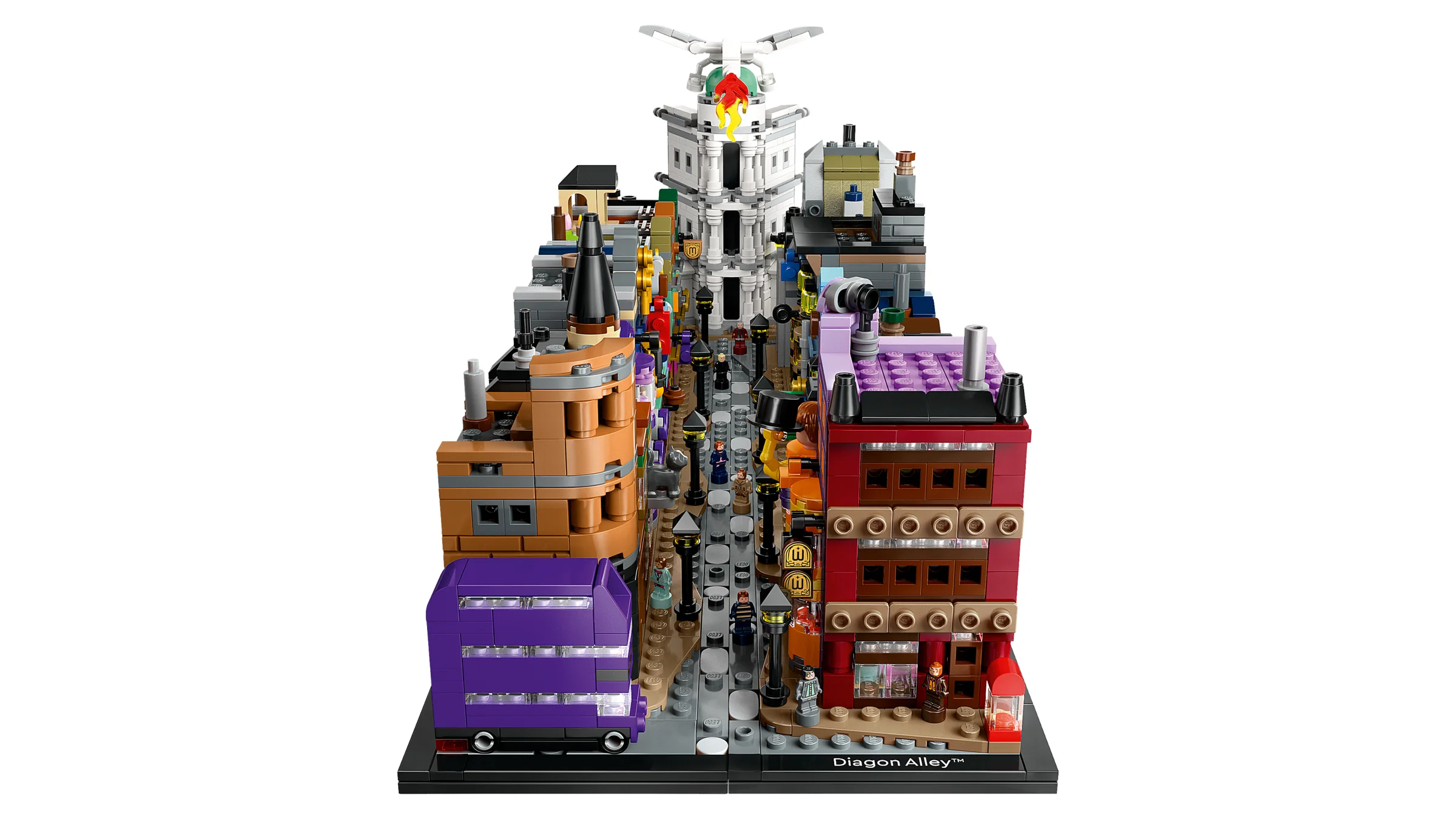 Imagine detaliată a setului LEGO Diagon Alley, cu toate magazinele și minifigurinele incluse.