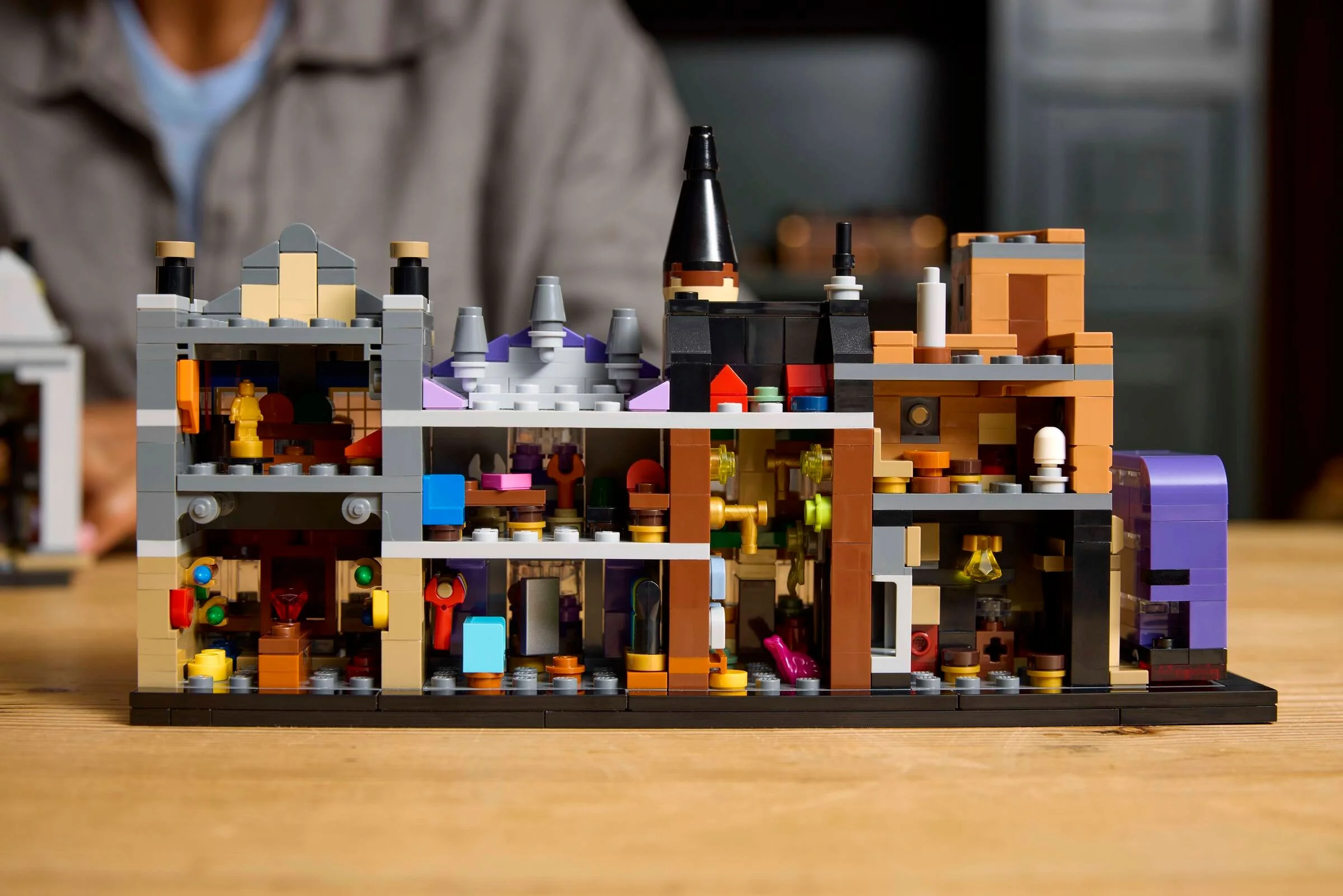 O imagine detaliată a setului LEGO 76444, cu toate cele trei magazine din Diagon Alley.