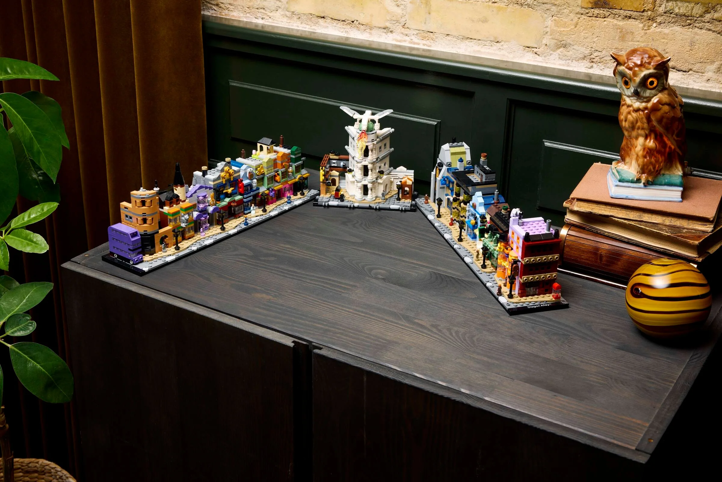 Imagine cu modelul LEGO Diagon Alley (76444) asamblat, prezentând diversele magazine magice.
