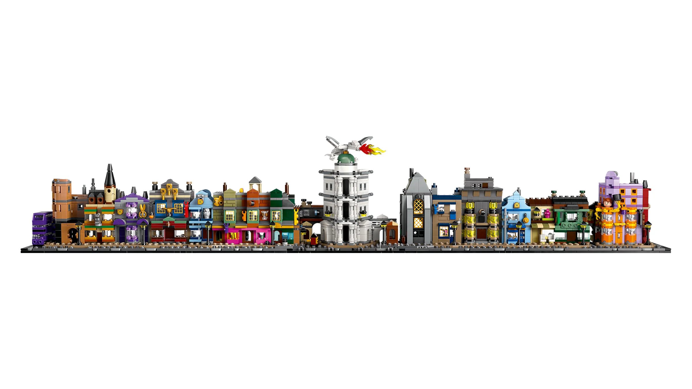 Imagine cu setul LEGO 76444 Diagon Alley, arătând toate magazinele vrăjitorești. Aspect panoramic detaliat.