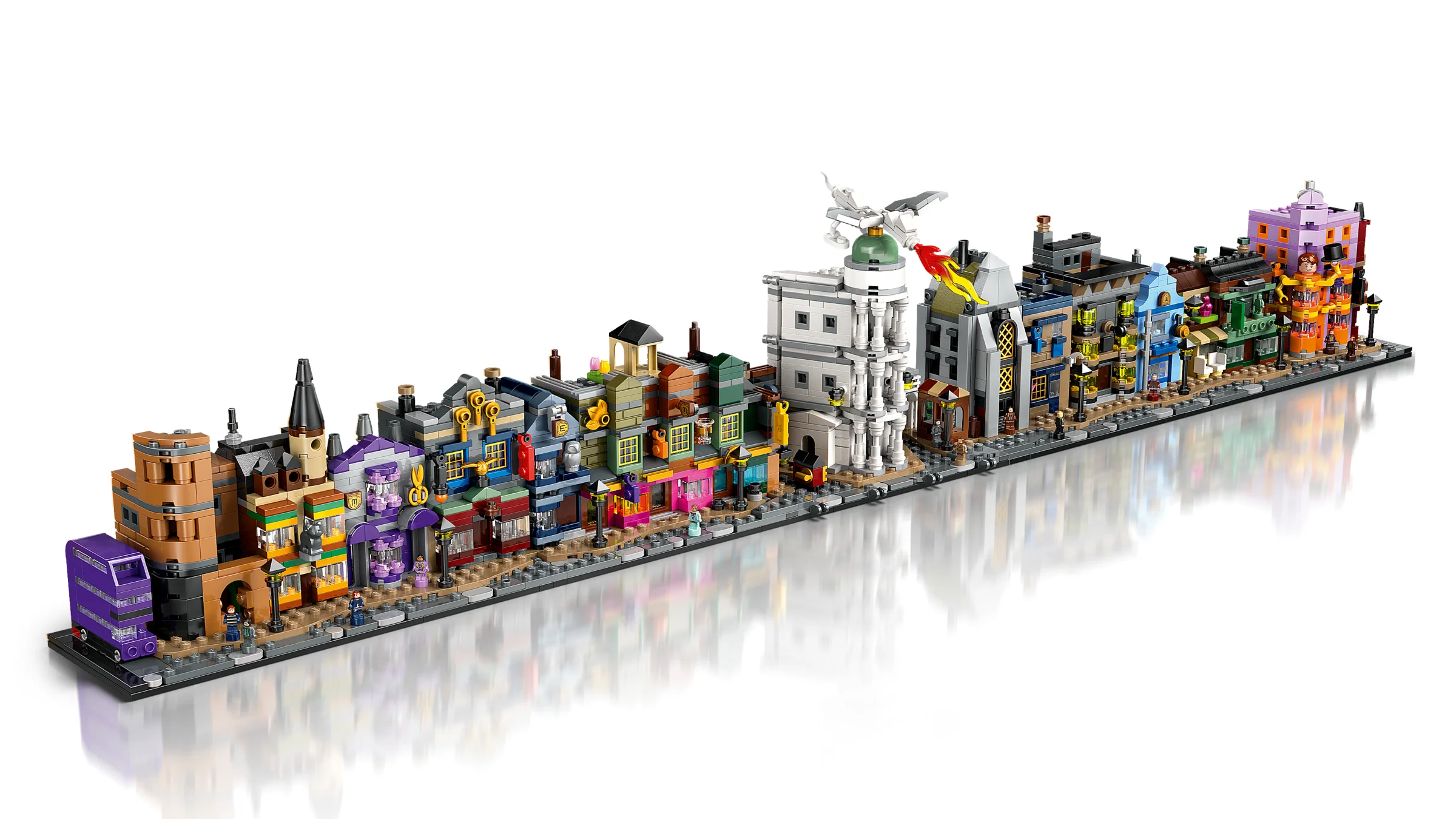Imagine cu setul LEGO 76444, Diagon Alley Wizarding Shops, prezentând detaliile arhitecturale și minifigurinele.