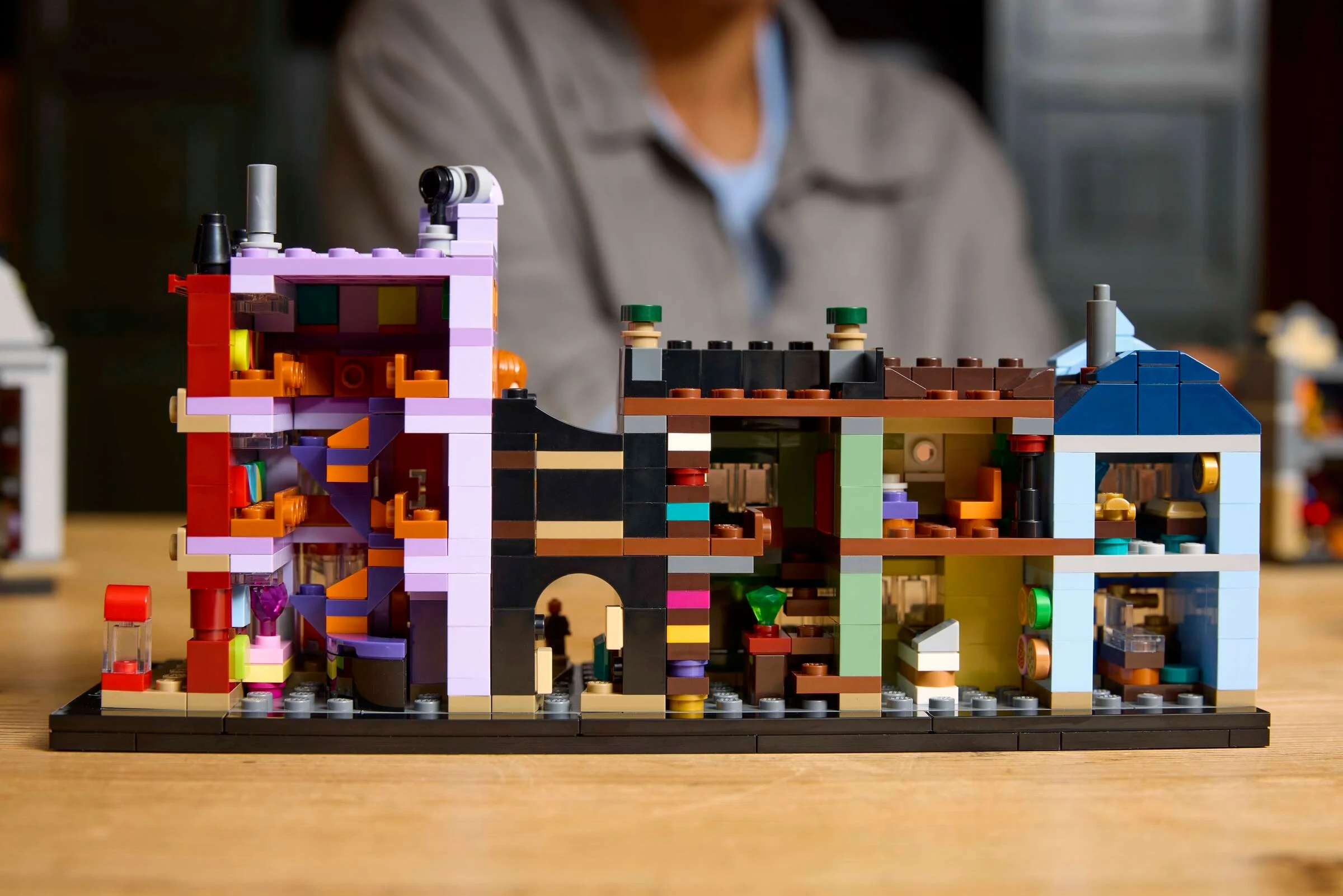 Imagine cu setul LEGO Diagon Alley Wizarding Shops, care prezintă interiorul detaliat al clădirilor.
