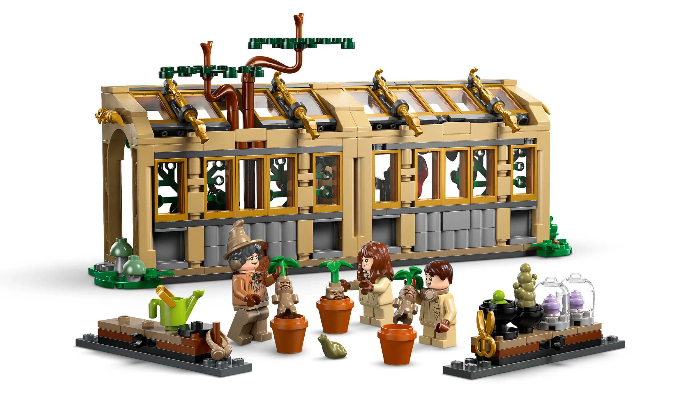 Imagine cu sera de Herbologie Hogwarts LEGO 76445, cu minifigurine și detalii. Clasa de Herbologie din Harry Potter.