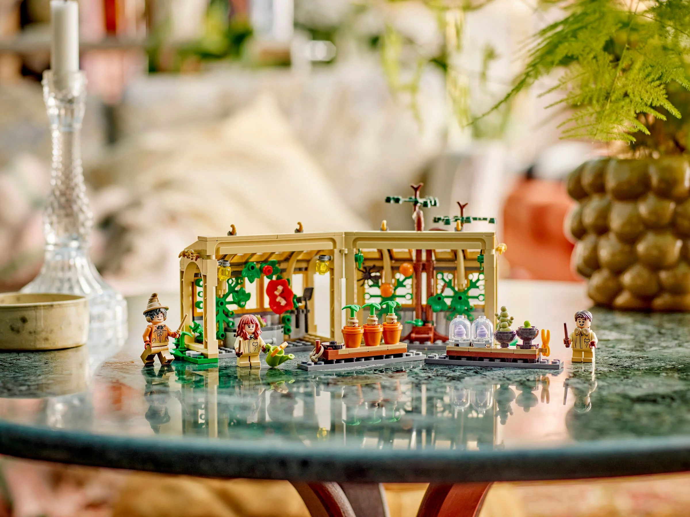 Imagine cu setul LEGO 76445, clasa de botanică Hogwarts, cu minifigurine și elemente de decor.