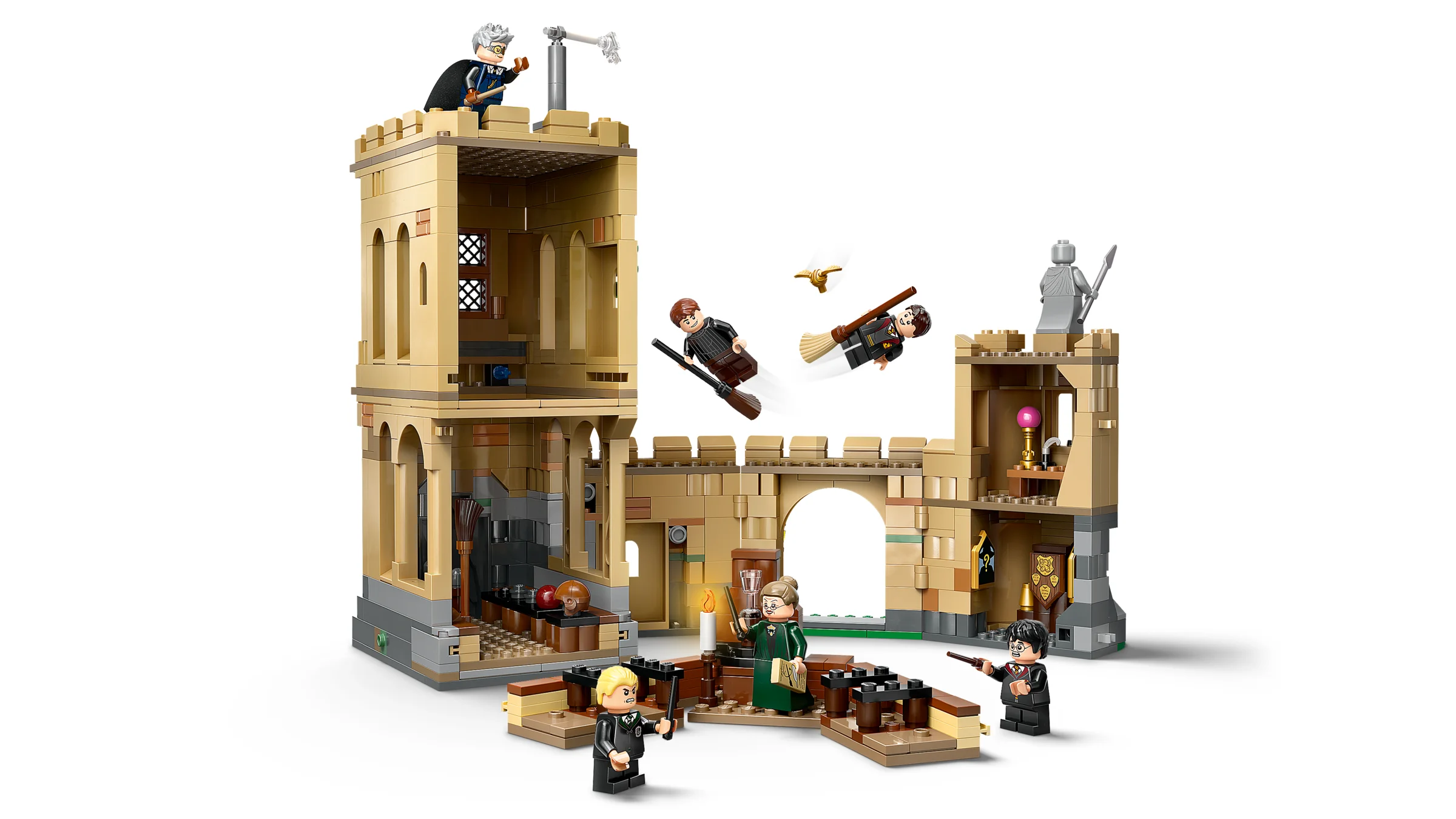Imagine cu Castelul Hogwarts: Lecții de Zbor LEGO, cu minifigurine și elemente detaliate.