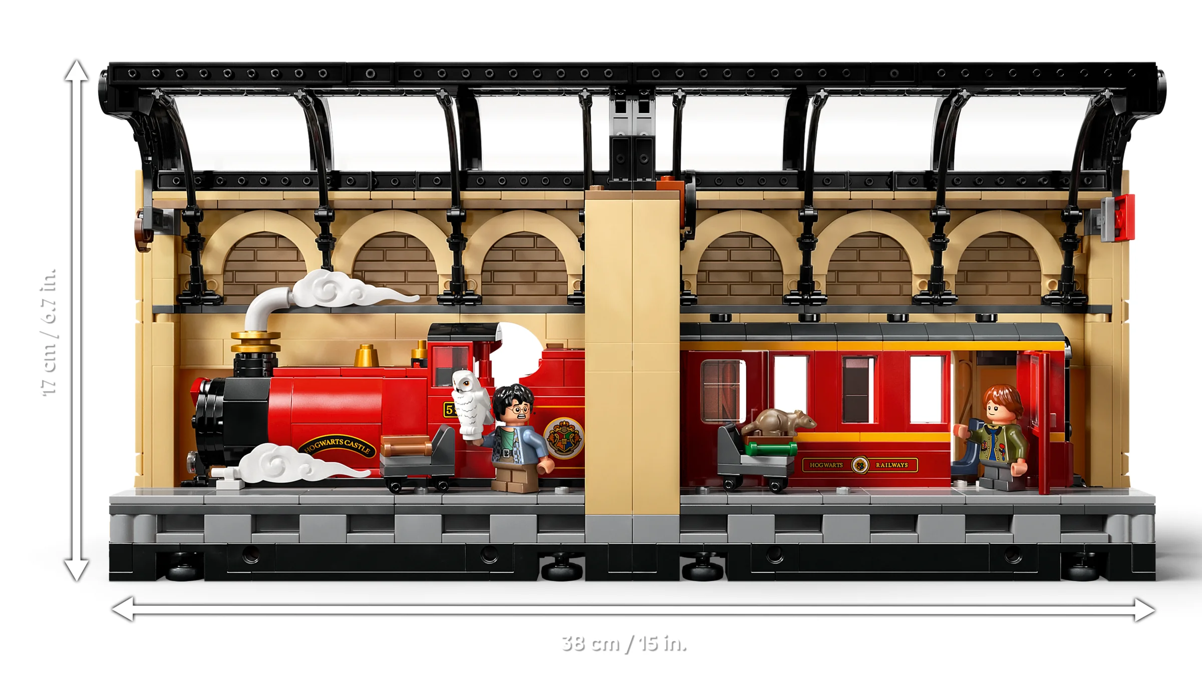 Imagine cu aspectul frontal al diorama LEGO Hogwarts Express. Dimensiunile sunt indicate: 17cm x 38cm.
