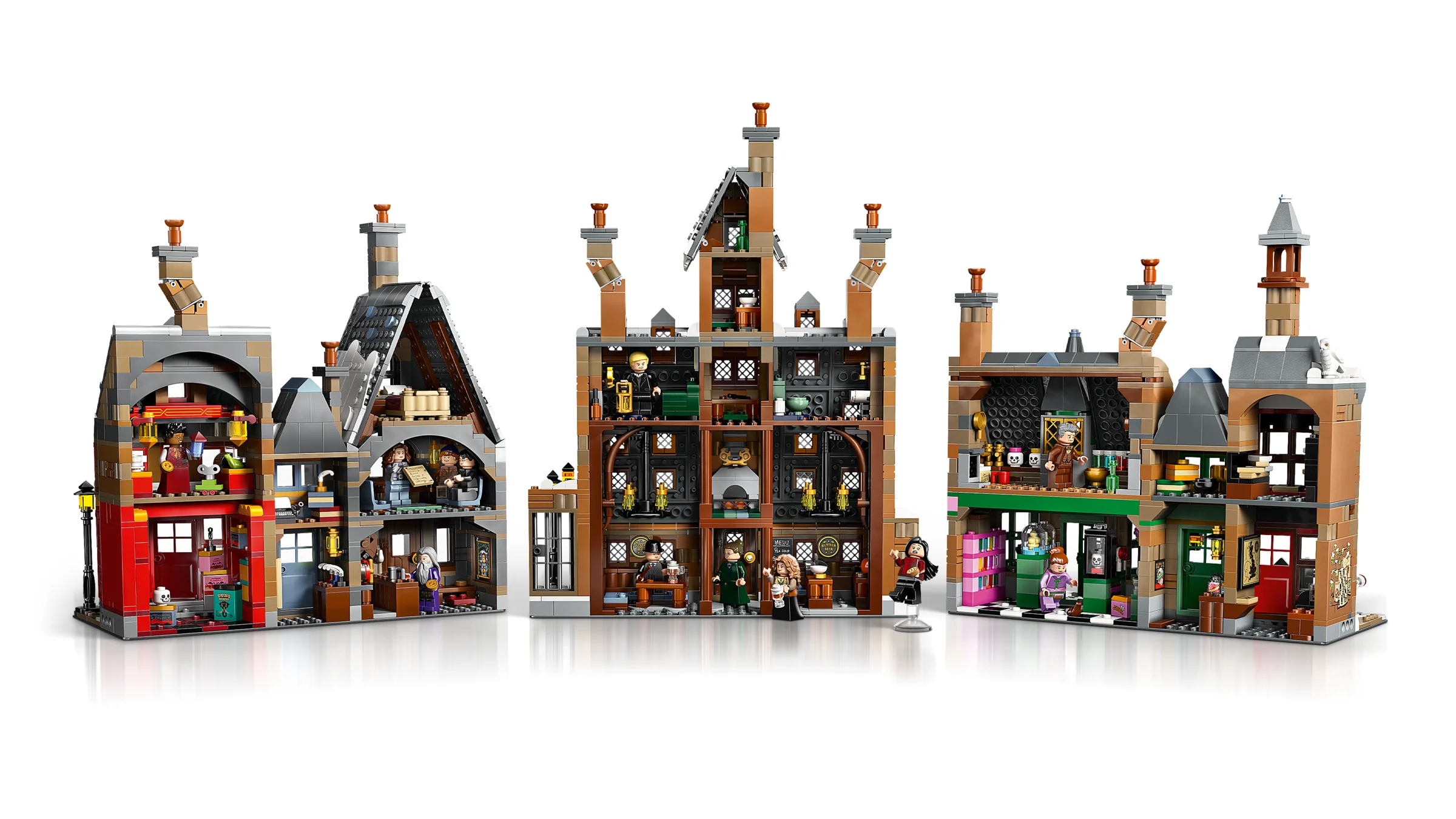 Imagine detaliată cu setul LEGO Hogsmeade, redând clădirile și interioarele acestora. Detalii arhitecturale bogate.