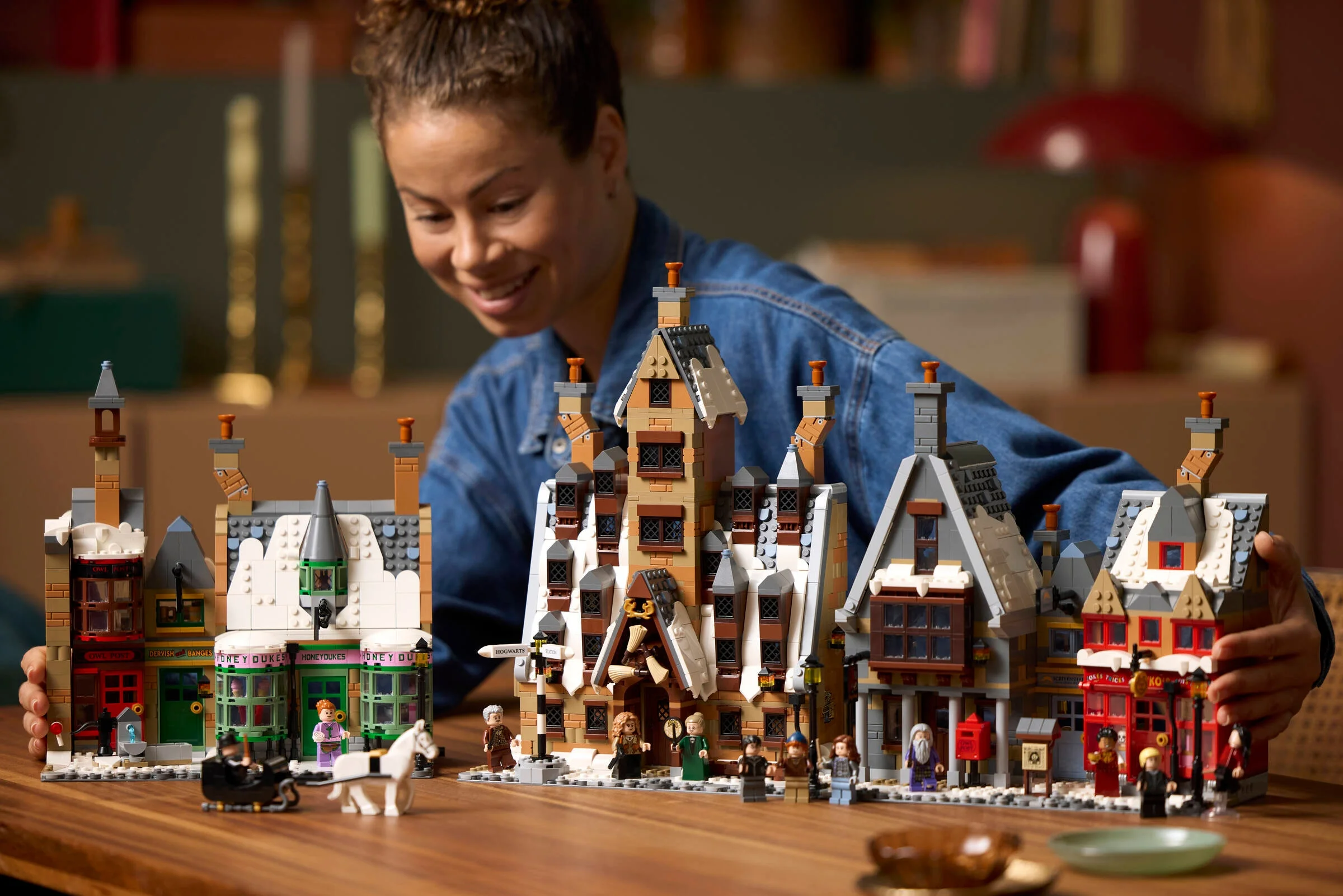 Imagine cu satul Hogsmeade LEGO 76457, ediție de colecție, prezentând clădirile și minifigurinele.
