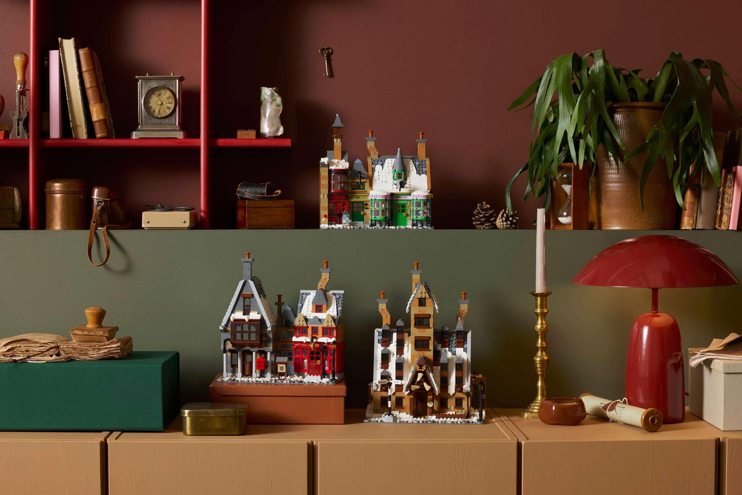 Imagine cu setul LEGO Hogsmeade Village, într-un decor rustic. Modele detaliate.