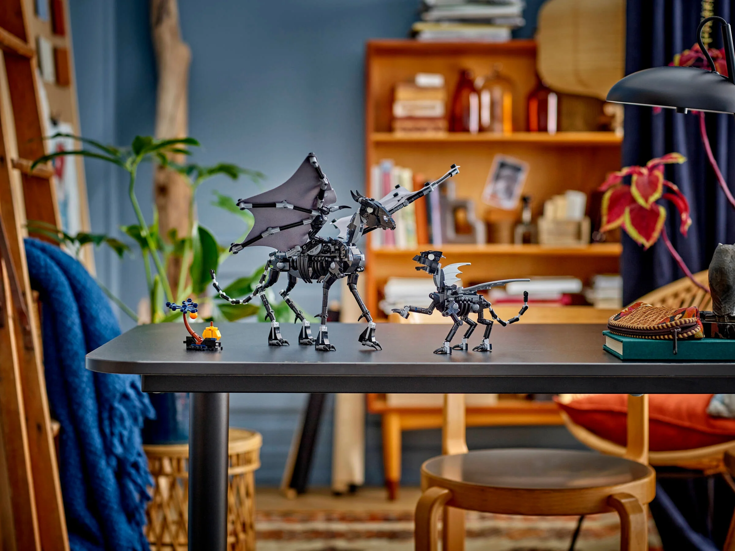 Imagine cu familia Thestral LEGO, o scenă detaliată și realistă.