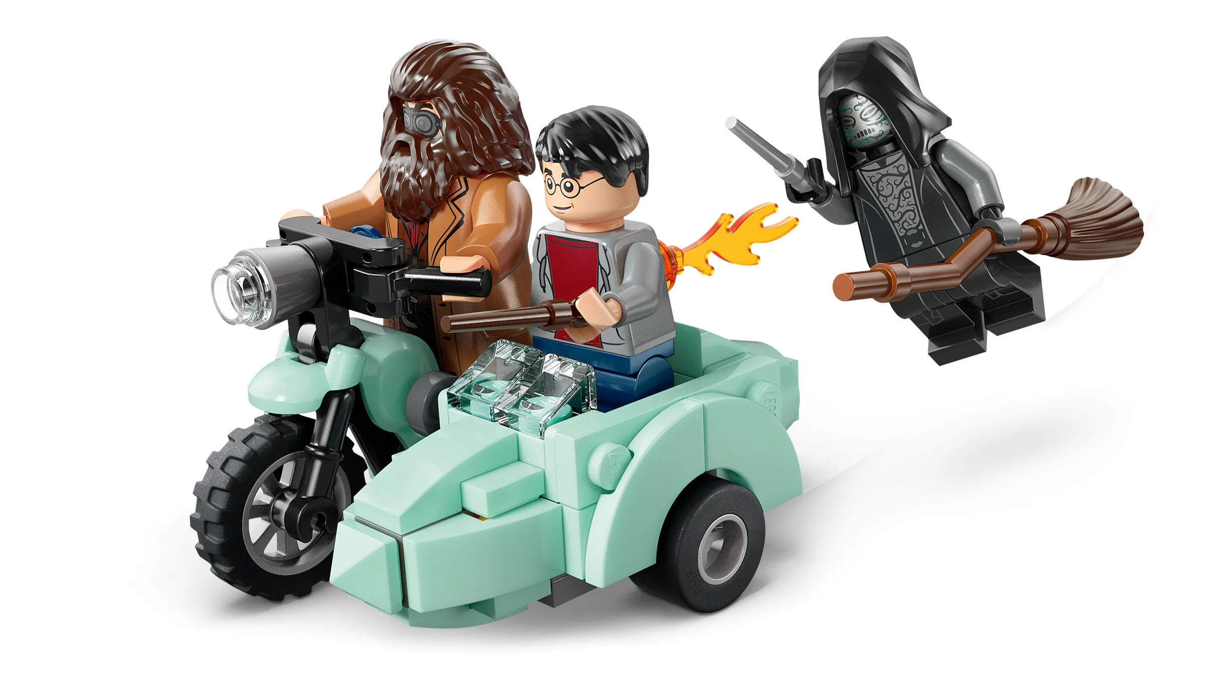 Hagrid și Harry pe motocicletă, atacați de un Death Eater. O scenă plină de acțiune!