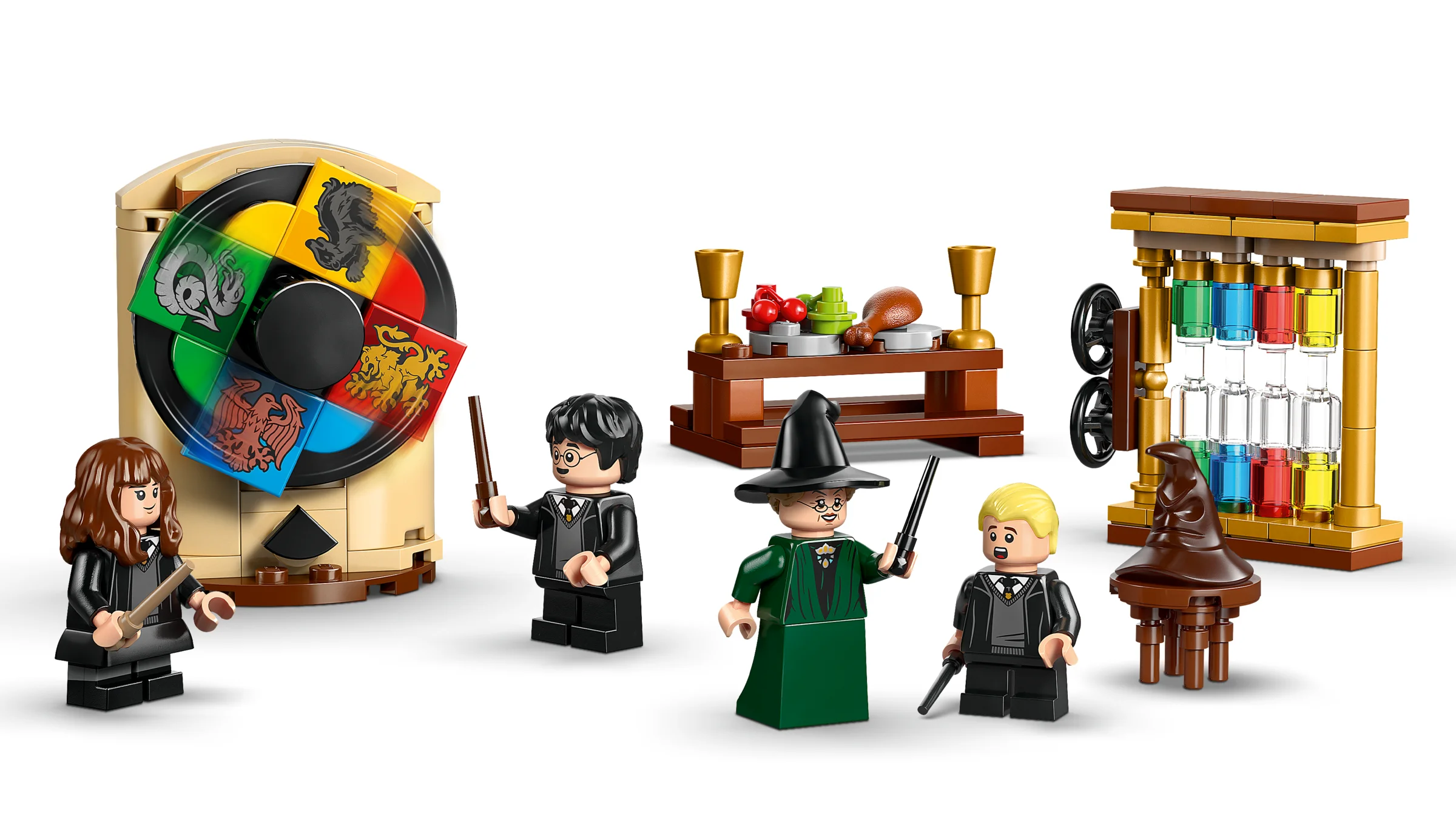 Set LEGO Harry Potter cu minifigurine și elemente din ceremonia de sortare Hogwarts.