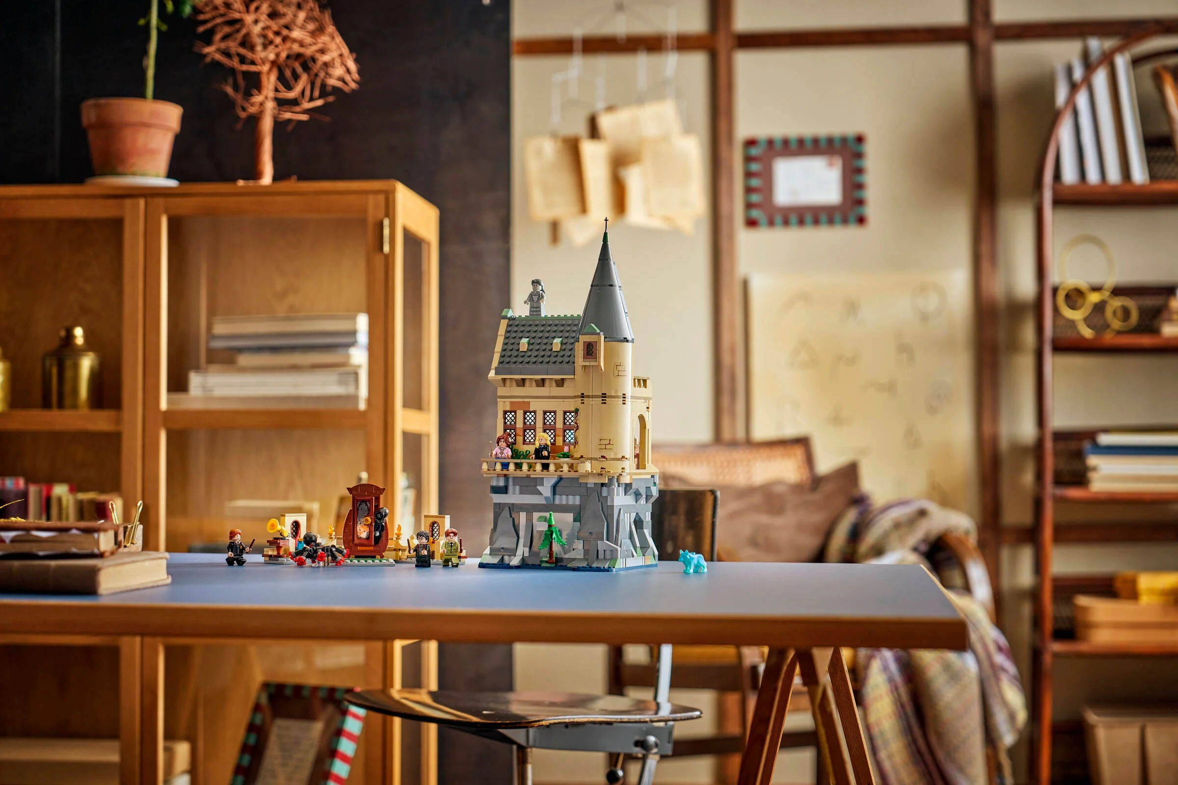 O imagine cu modelul LEGO Hogwarts Castle: Hospital Wing pe o masă, într-un cadru de interior.