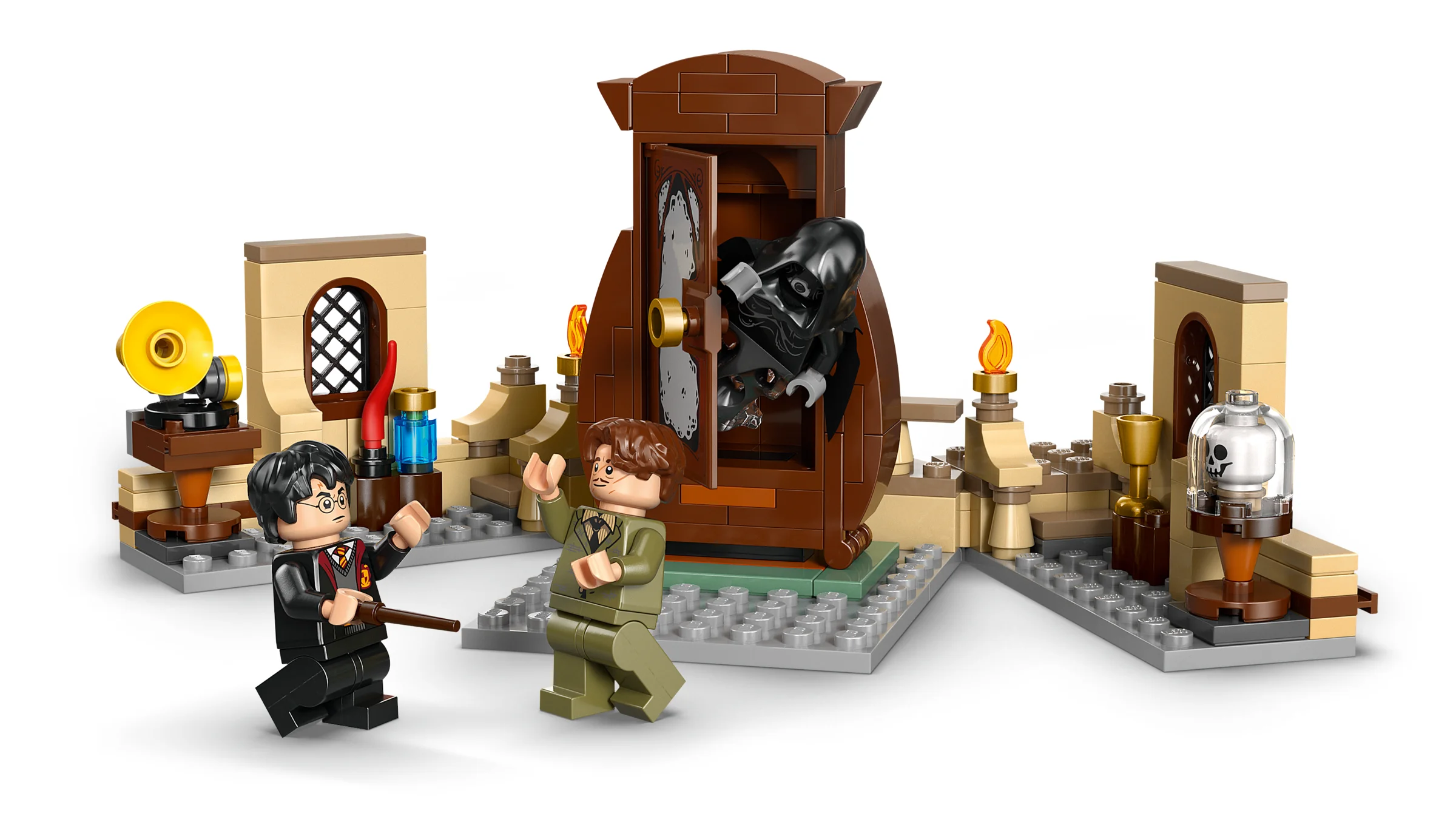 Imagine cu setul LEGO 76463: Aripa Spitalului Hogwarts, cu Harry, Ron și dulapul Vanishing.