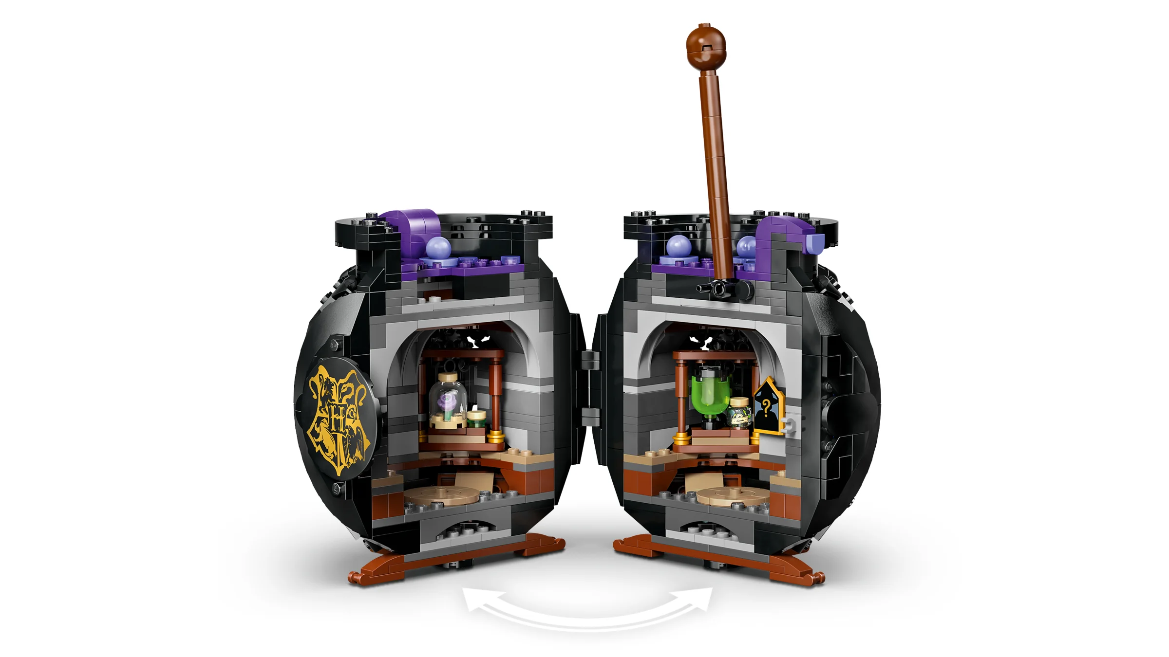 O imagine detaliată a setului LEGO 76464, cazanul deschis dezvăluind interiorul sălii de poțiuni.