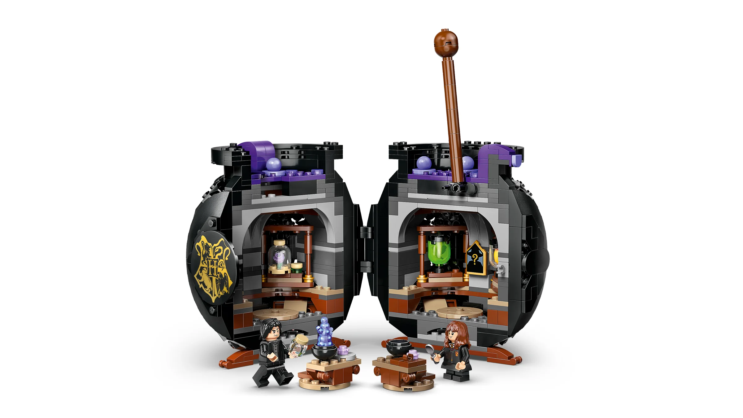 Setul LEGO 76464 prezintă sala de poțiuni secretă, ascunsă într-un cazan deschis.