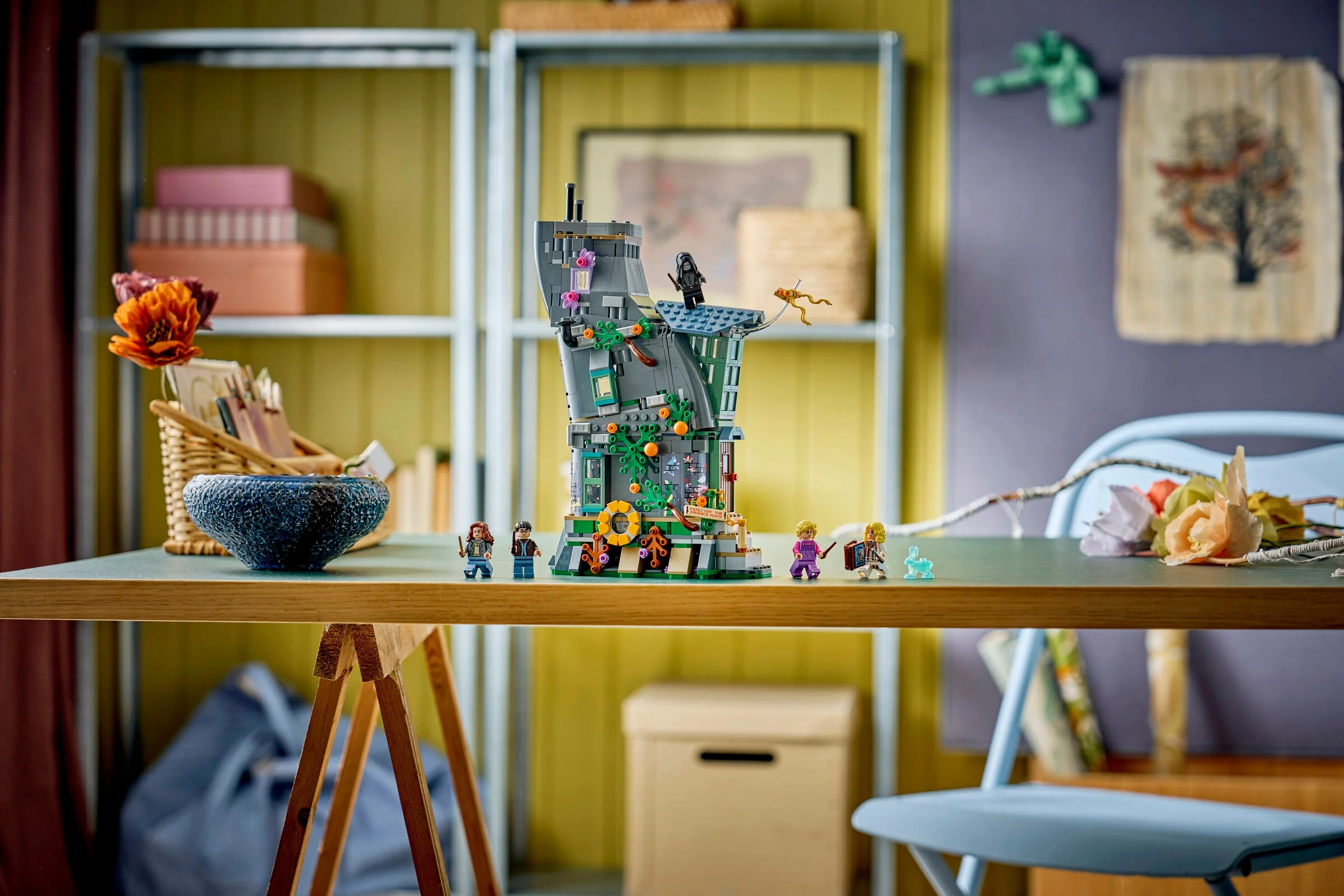 Imagine cu setul LEGO Casa Lunii Lovegood, cu minifigurine și detalii. Aspect jucăuș și colorat.