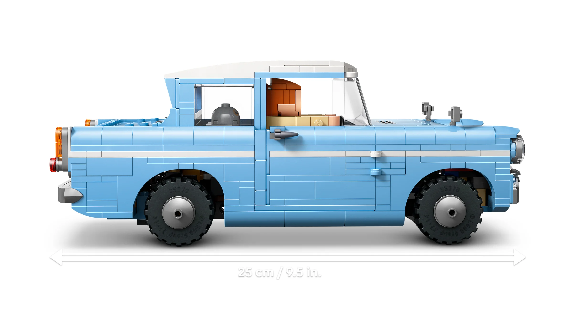 Imagine cu Ford Anglia albastră, construită din LEGO, cu dimensiunile indicate.