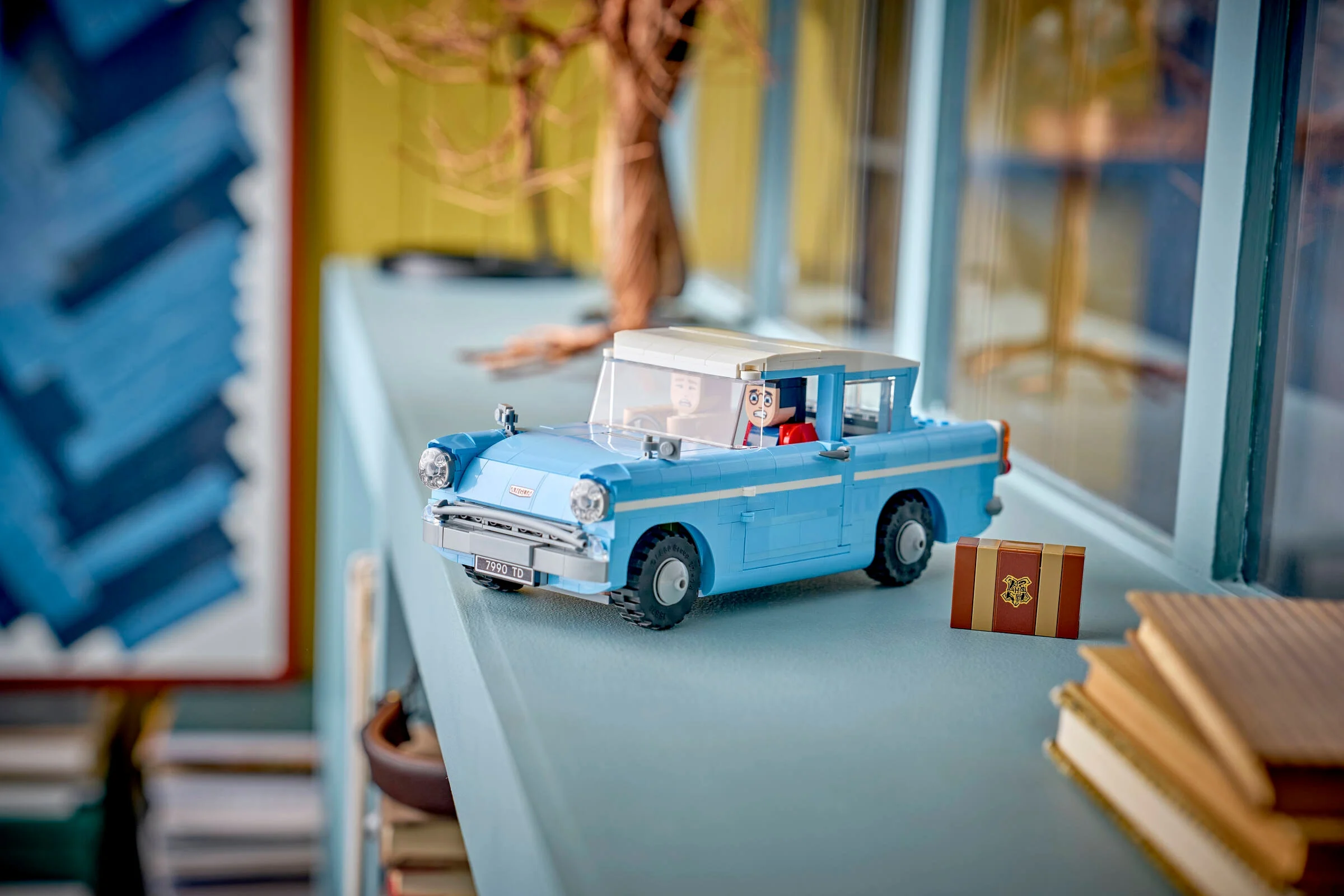 Ford Anglia vrăjită, cu Harry și Ron, plus valiza cu bagaje. O scenă magică și amuzantă.