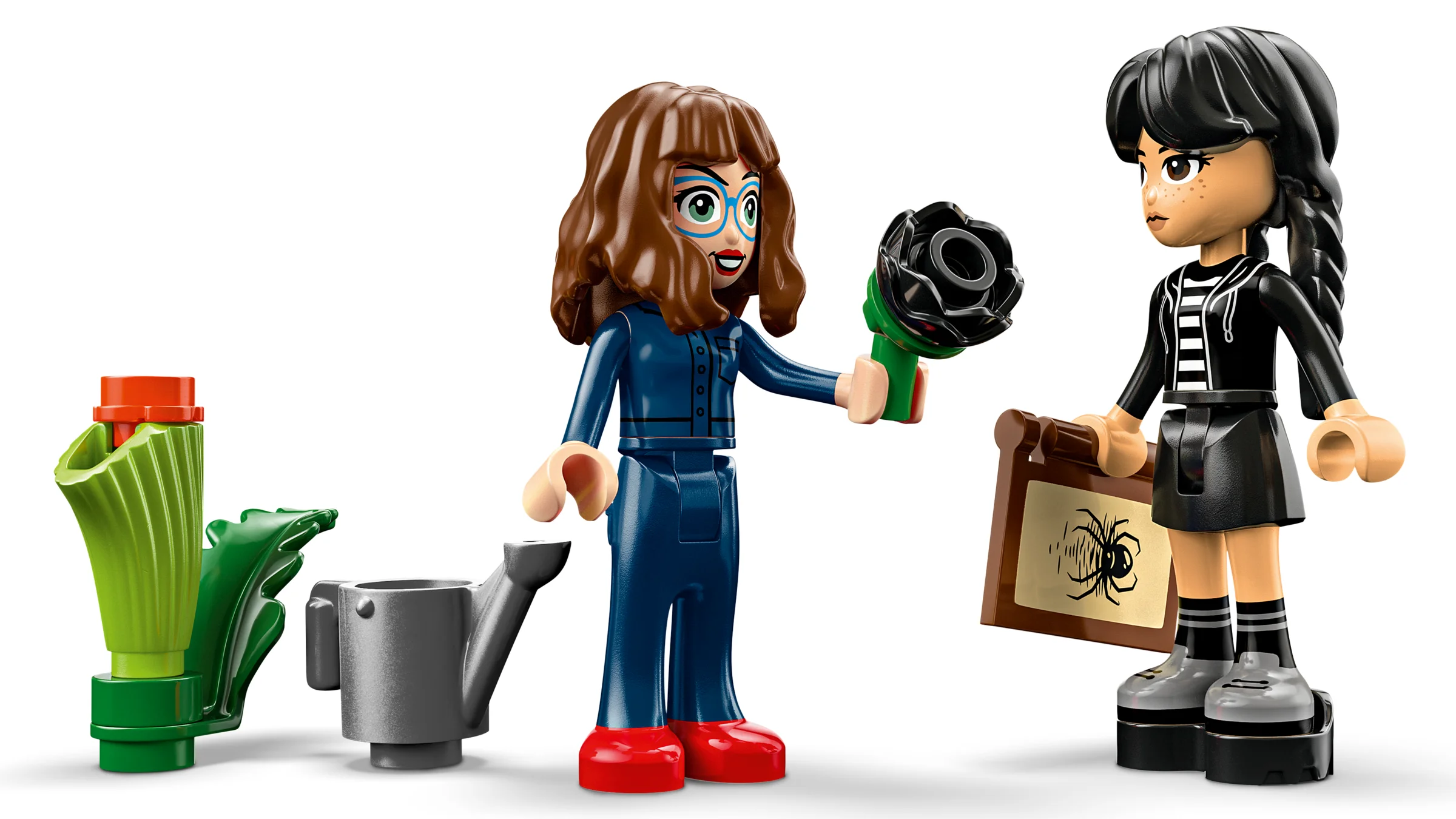 Două minifigurine LEGO cu o floare neagră, stropitoare și imagine cu păianjen.