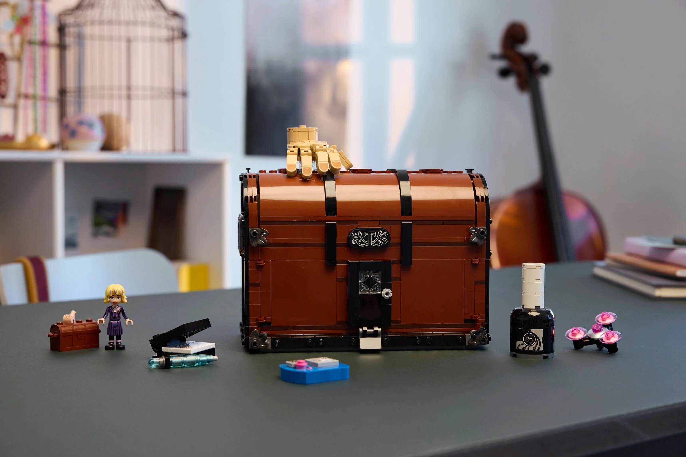 O imagine cu cufărul lui Thing și alte elemente din apartamentul lui Wednesday, construite din LEGO.