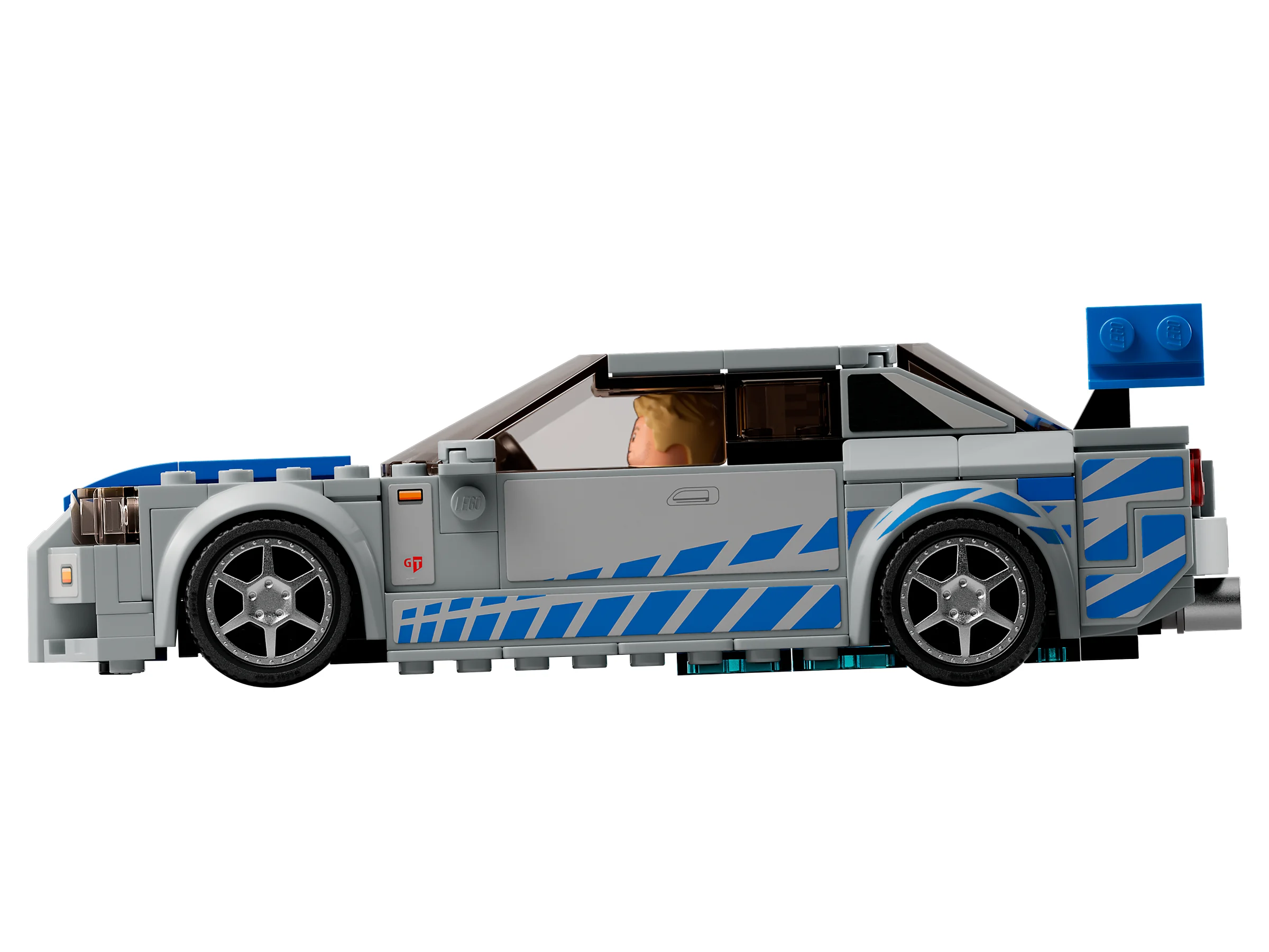 Nissan Skyline GT-R (R34) LEGO gri cu detalii albastre și un minifigurine la volan.