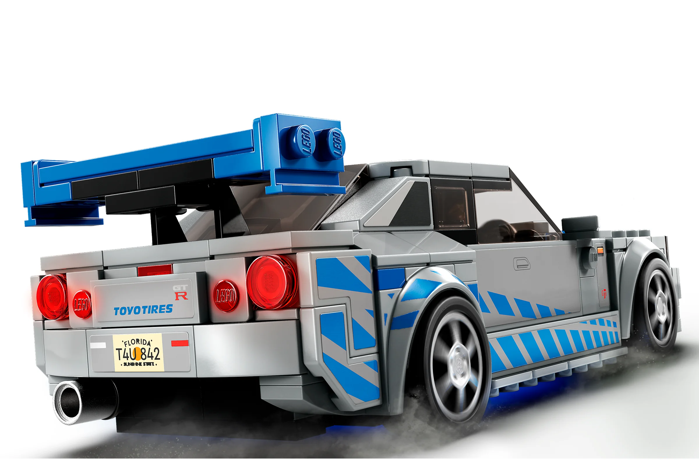 Spatele modelului LEGO Nissan Skyline GT-R, cu detalii precum aripa albastră și stopurile roșii.
