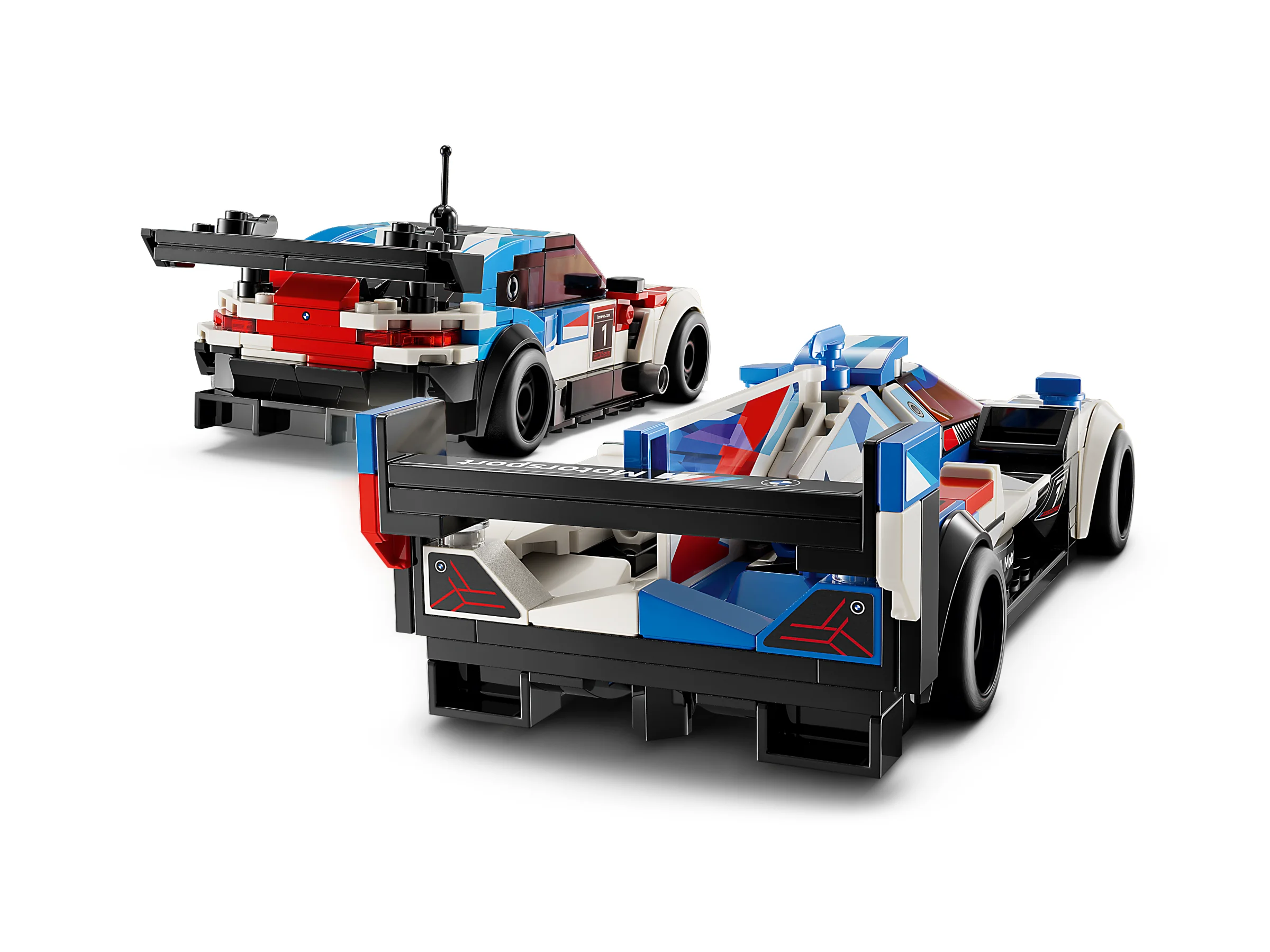 Detalii spate ale celor două mașini BMW din setul LEGO Speed Champions.