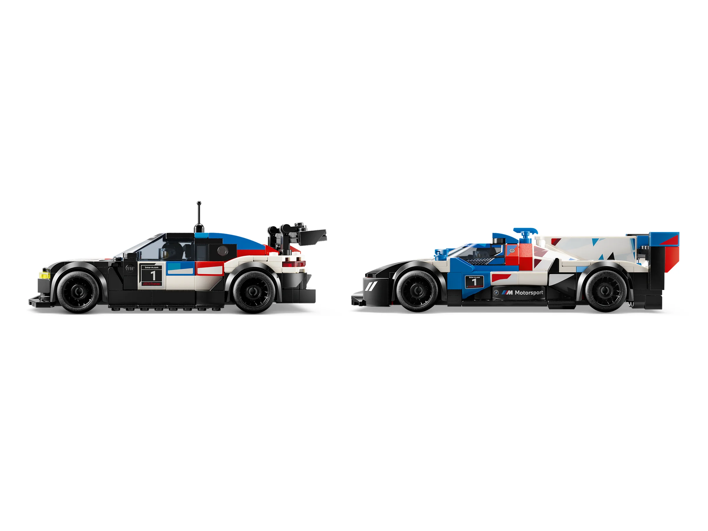 Prezentare laterală a celor două mașini BMW: M4 GT3 și M Hybrid V8. Detalii realiste.
