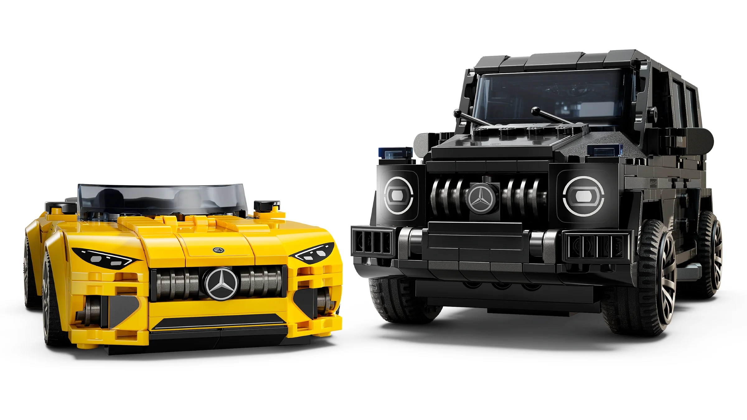 Imagine cu ambele mașini LEGO Mercedes-AMG G 63 și SL 63, față în față.