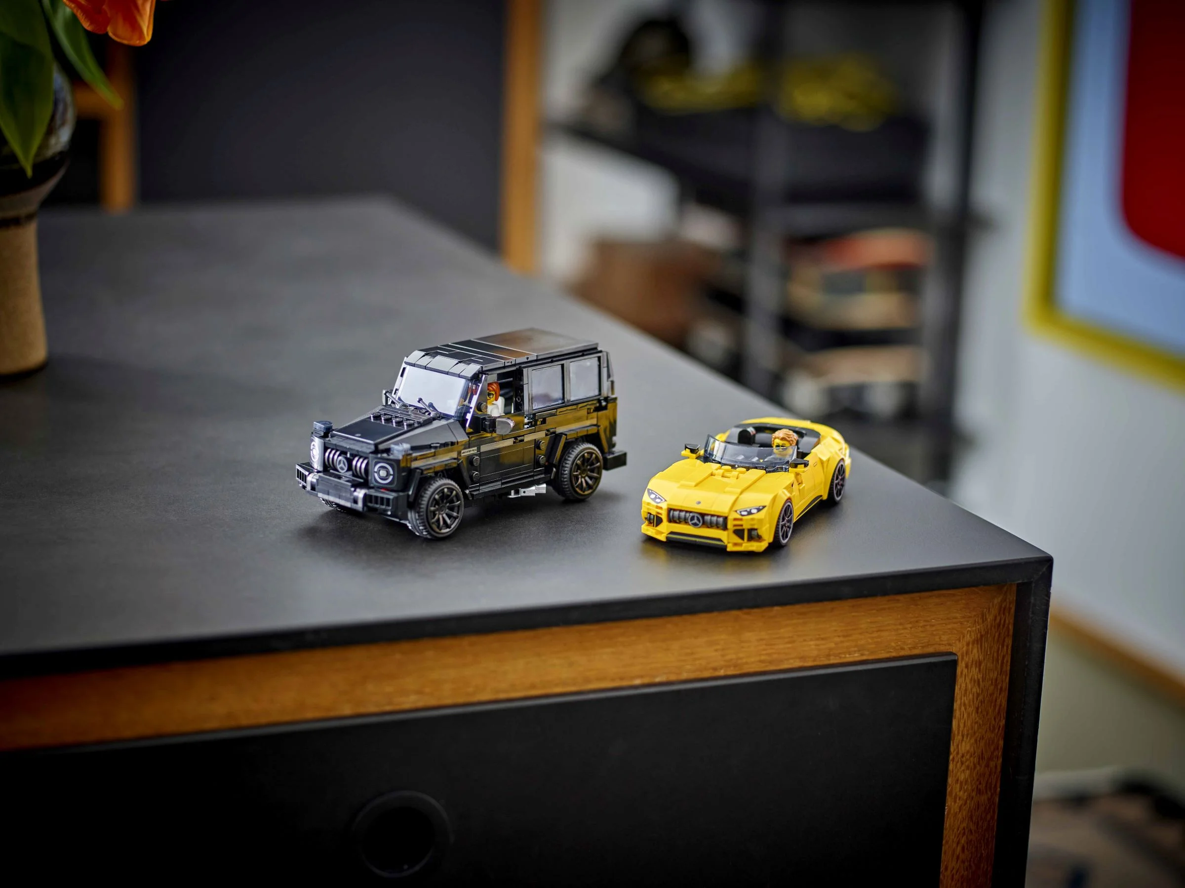 Imagine cu setul LEGO 76924 Mercedes-AMG G 63 și Mercedes-AMG SL 63, ambele construite.