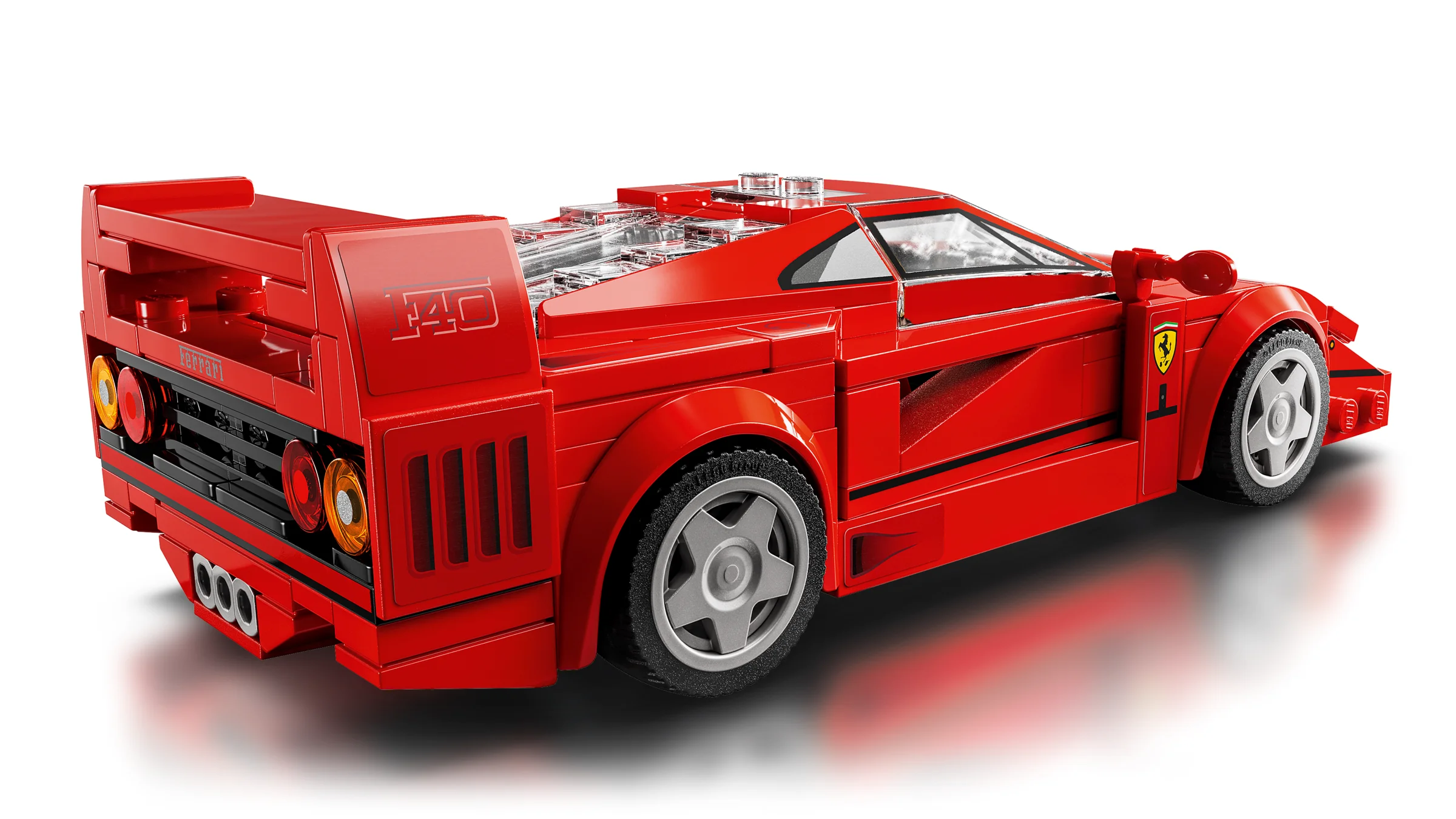 Modelul LEGO Ferrari F40 roșu, văzut din spate, arătând detaliile mașinii.