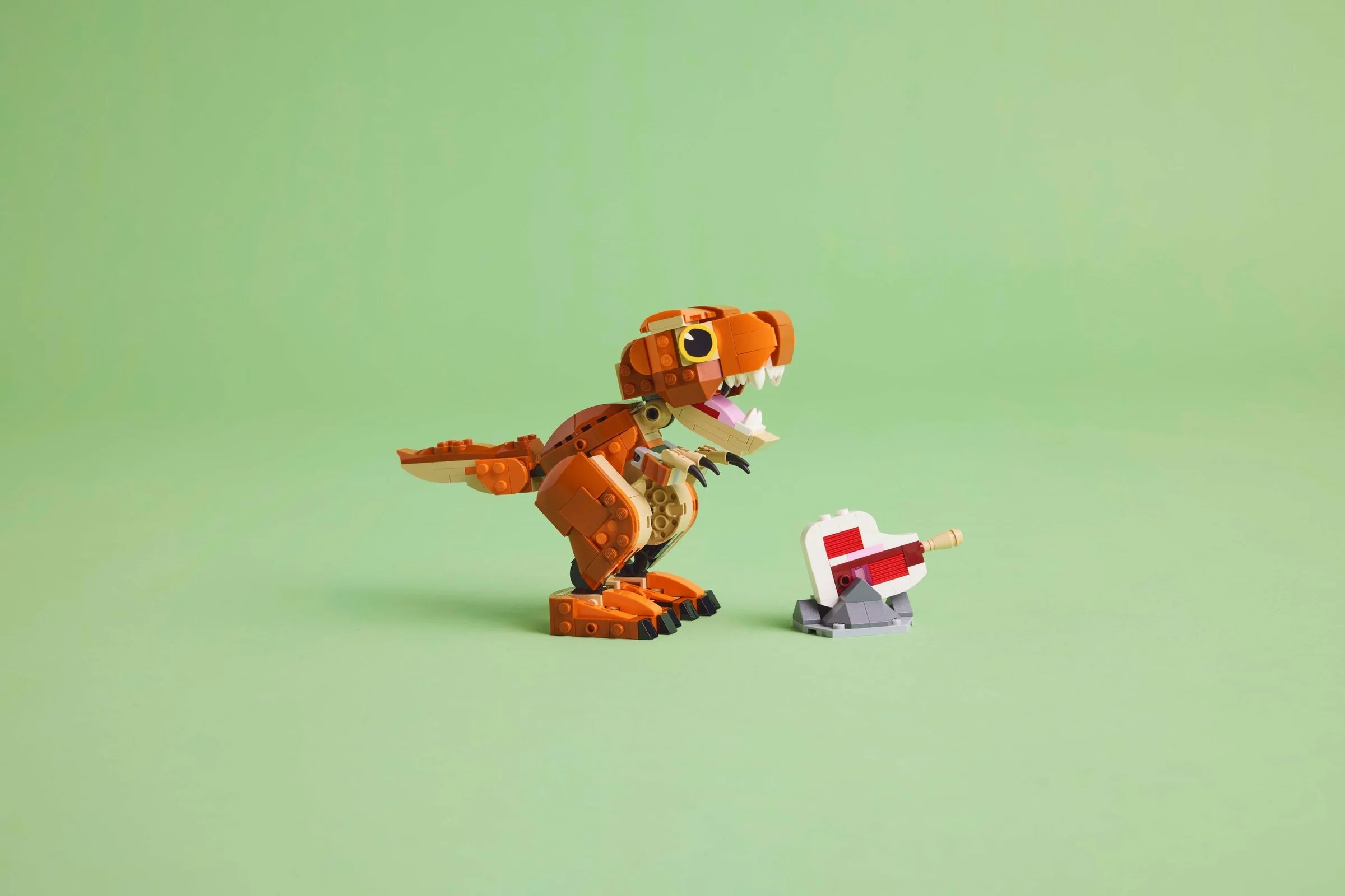 Dinozaurul Little Eatie T. rex LEGO® este o jucărie simpatică, portocalie și maro.