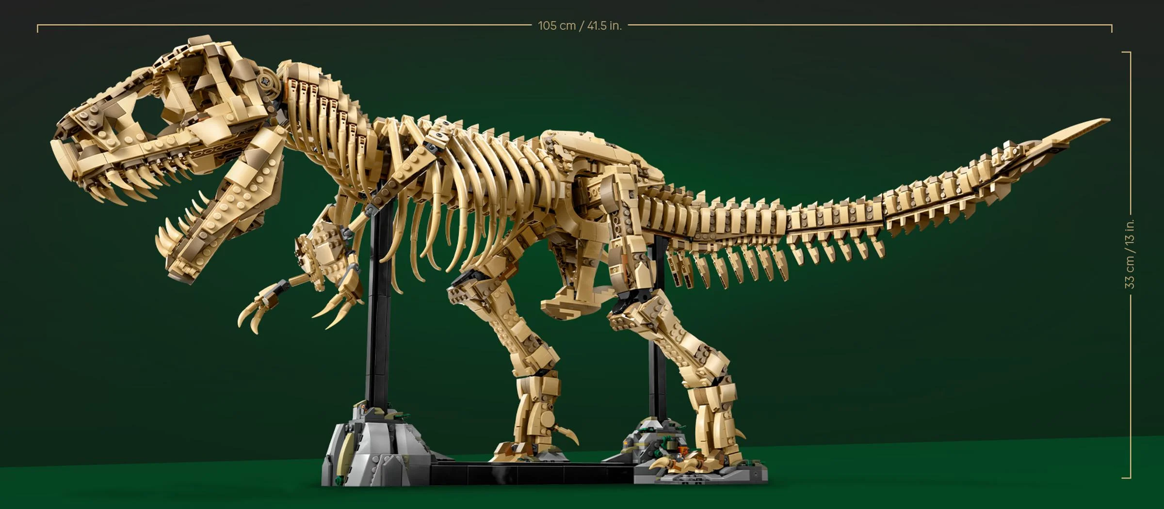 Scheletul detaliat al unui Tyrannosaurus rex din LEGO, montat pe un suport negru.