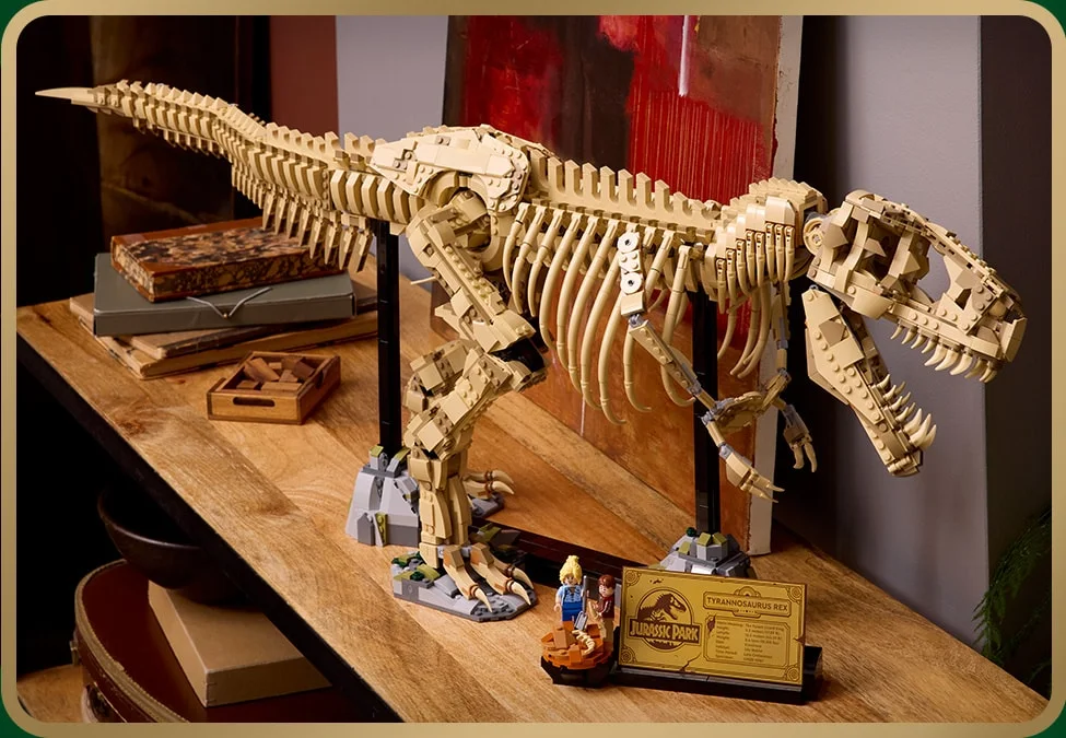 Imagine cu scheletul T-Rex construit din LEGO, cu minifigurine și plăcuță informativă.