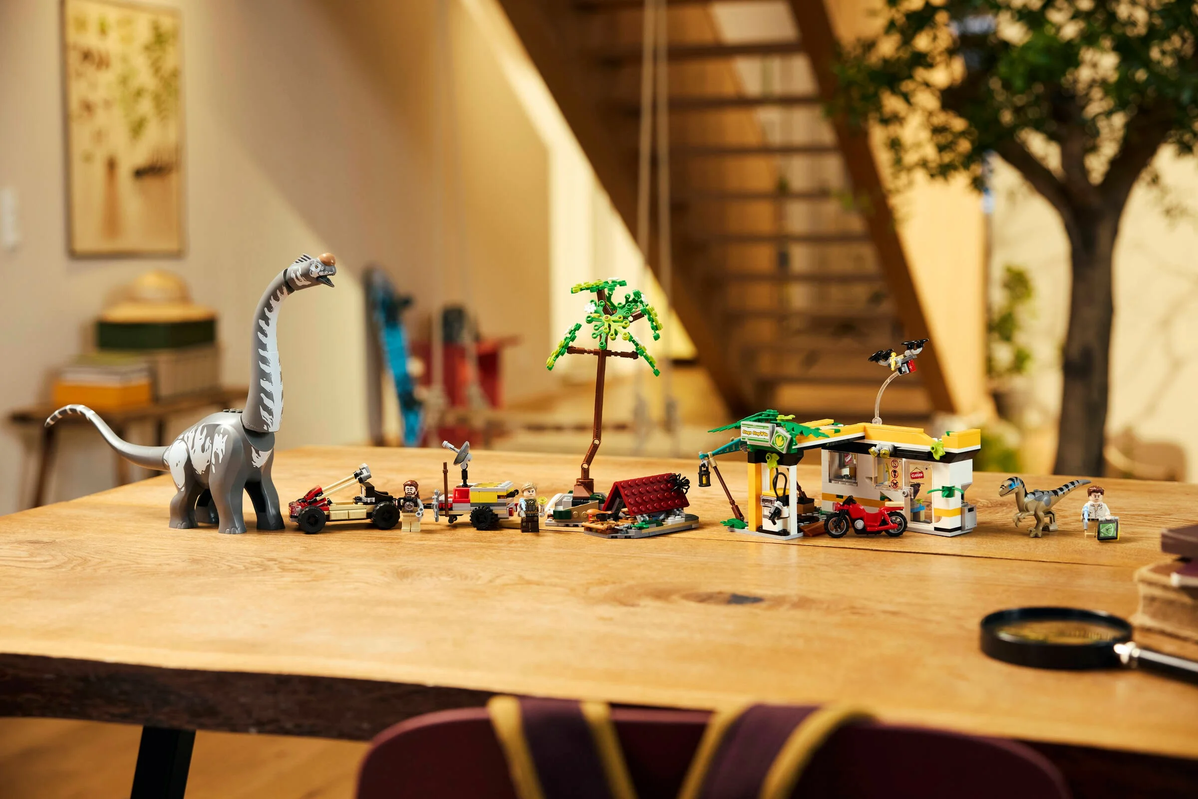 Imagine cu setul LEGO 76973, ce include un titanosaur, un raptor și o stație de urmărire.