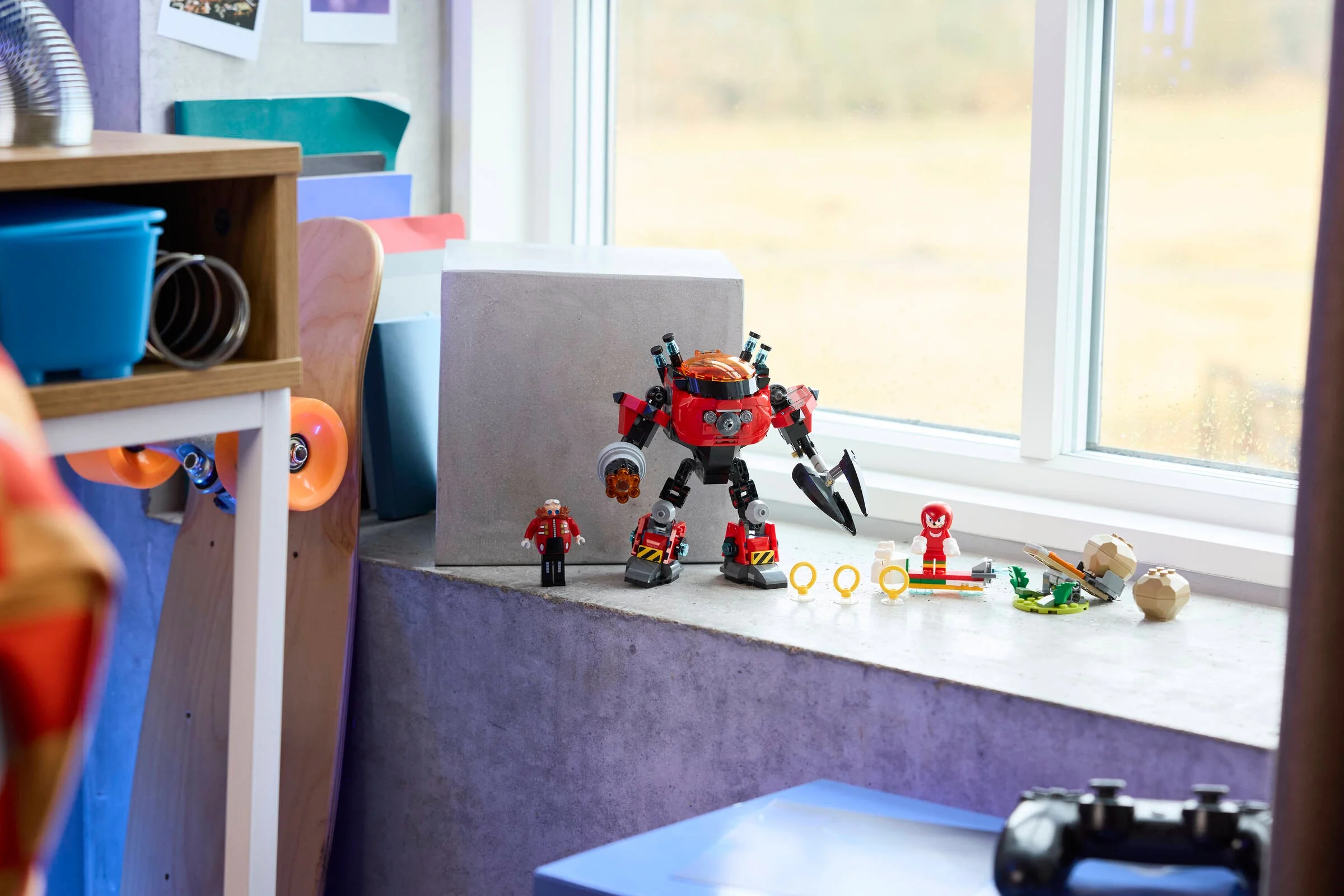 Lego 77005: Knuckles contra Dr. Eggman. Mech-ul Egg Crusher roșu și negru, cu minifigurinele Knuckles și Eggman.