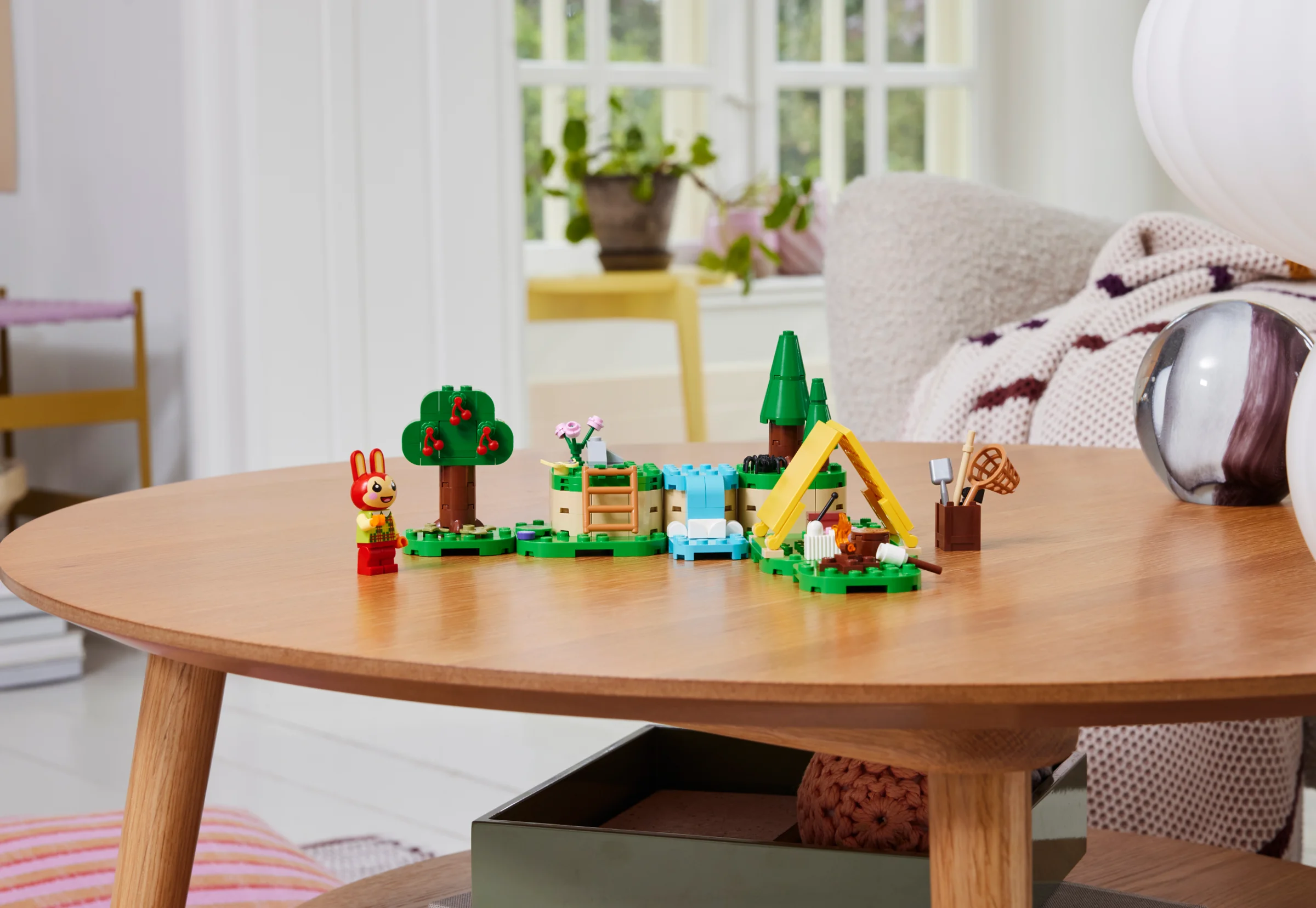 Bunnie la activități în aer liber. Imagine prezintă setul LEGO Animal Crossing 77047.